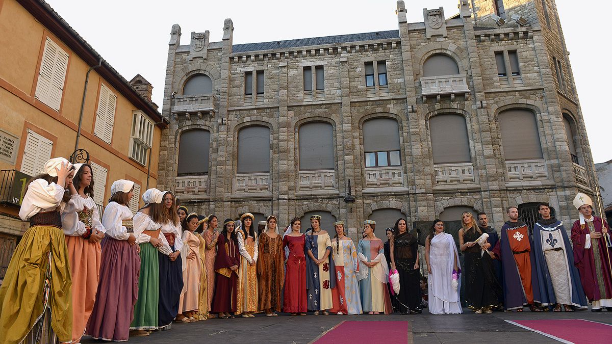 Parte de las doncellas frente a la Catedral. | MAURICIO PEÑA