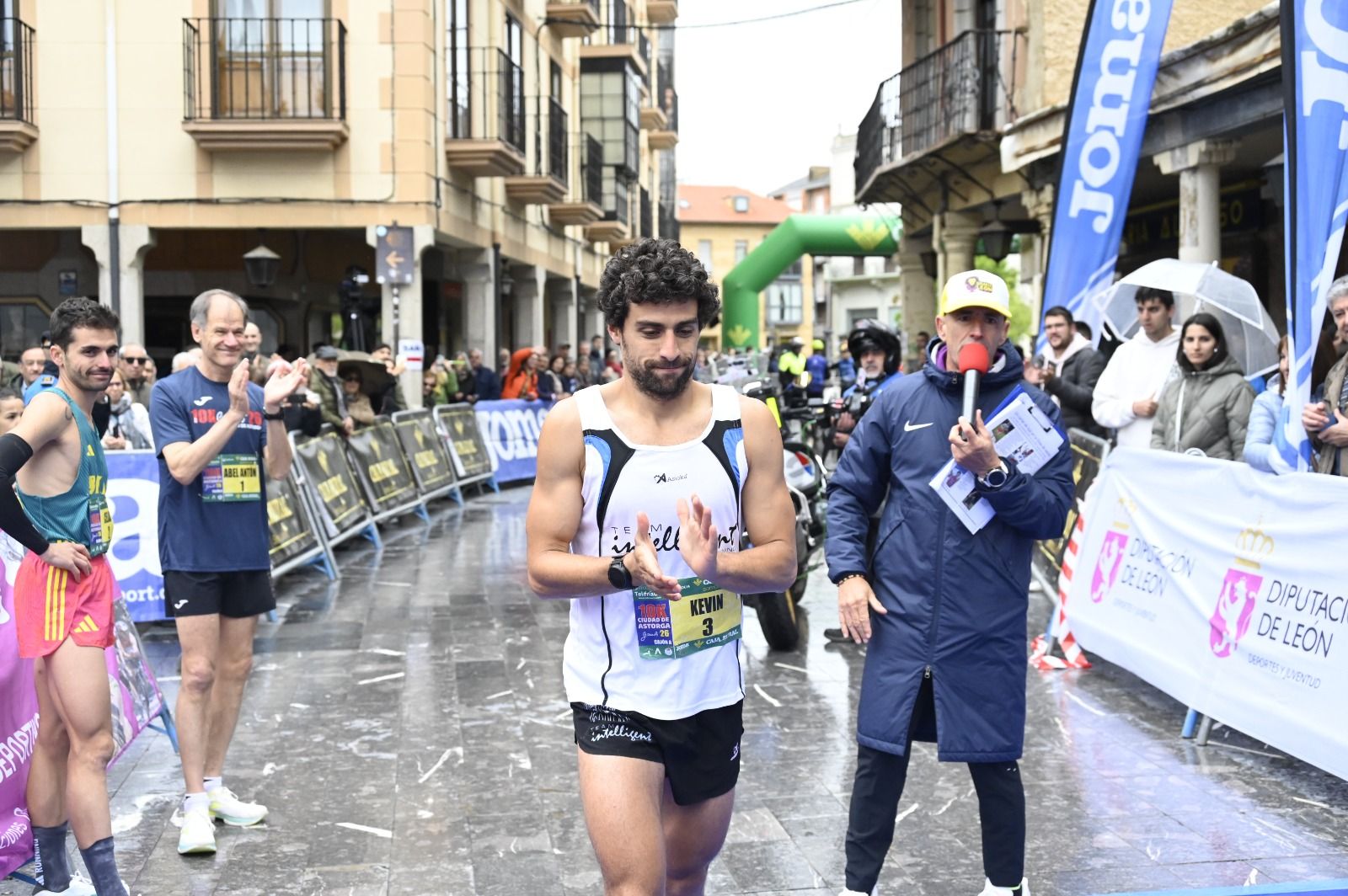 Los 10km de Astorga acogieron a  más de 1.000 corredores que llenaron la capital maragata. SAÚL ARÉN (31)