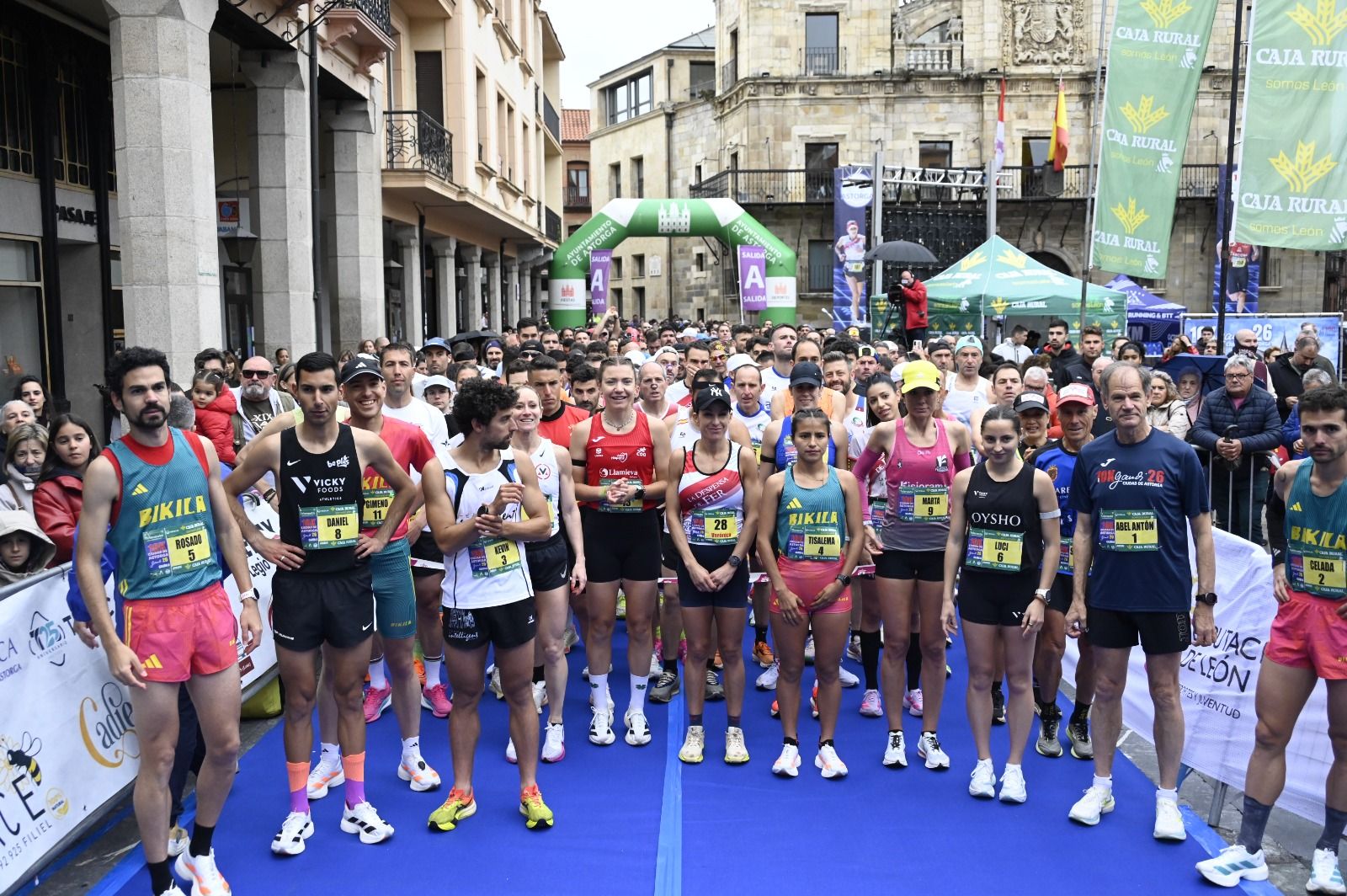 Los 10km de Astorga acogieron a  más de 1.000 corredores que llenaron la capital maragata. SAÚL ARÉN (35)