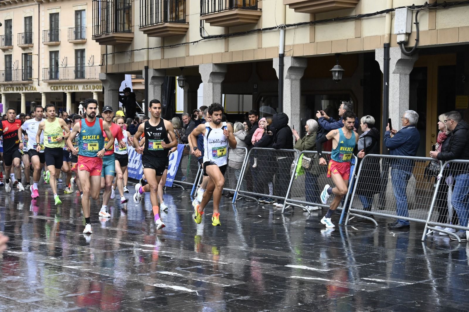 Los 10km de Astorga acogieron a  más de 1.000 corredores que llenaron la capital maragata. SAÚL ARÉN (36)