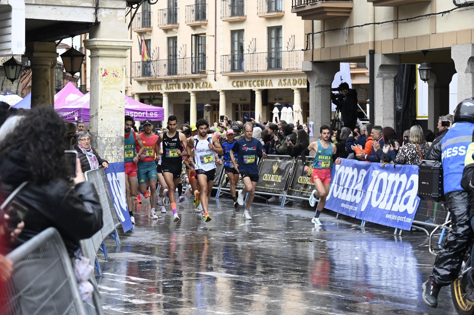 Los 10km de Astorga acogieron a  más de 1.000 corredores que llenaron la capital maragata. SAÚL ARÉN (37)