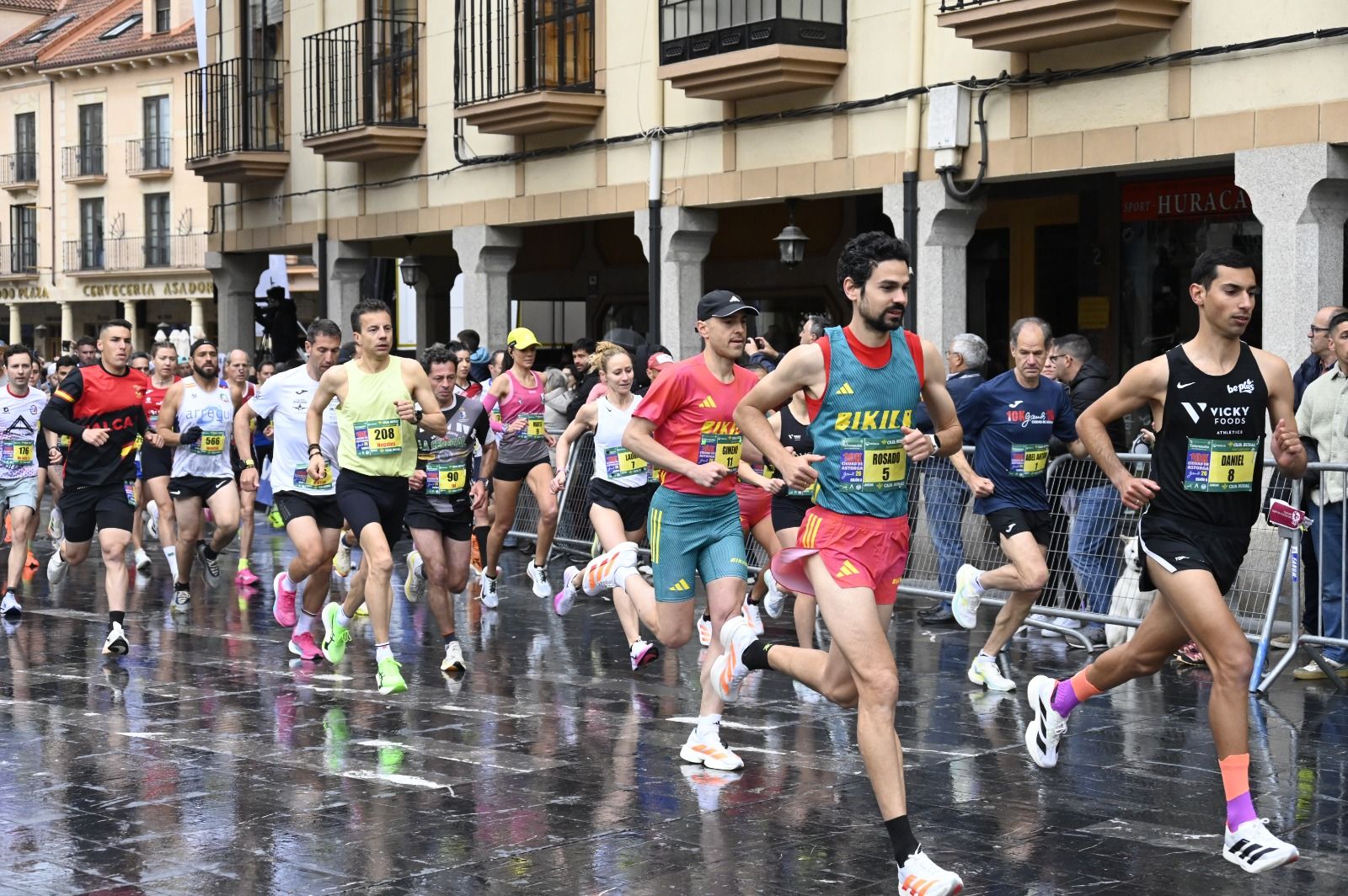 Los 10km de Astorga acogieron a  más de 1.000 corredores que llenaron la capital maragata. SAÚL ARÉN (38)