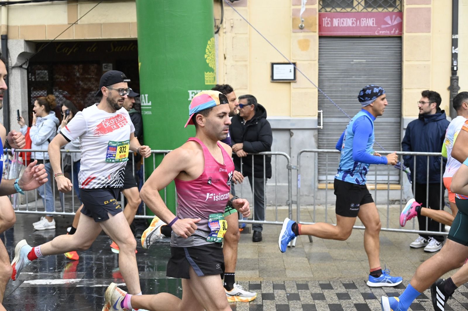 Los 10km de Astorga acogieron a  más de 1.000 corredores que llenaron la capital maragata. SAÚL ARÉN (40)