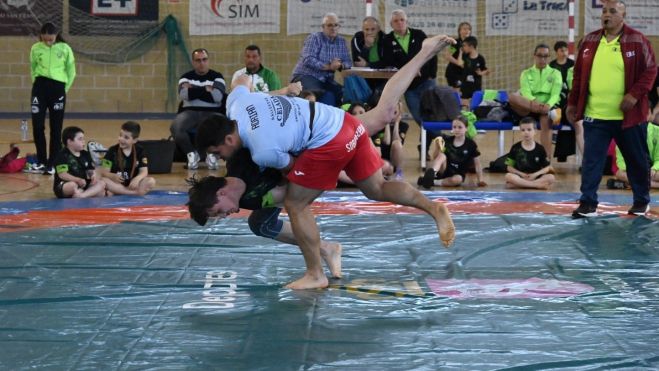 Adri el de Villavente en uno de sus combates, con Víctor, en la cita de Sariegos / SAÚL ARÉN