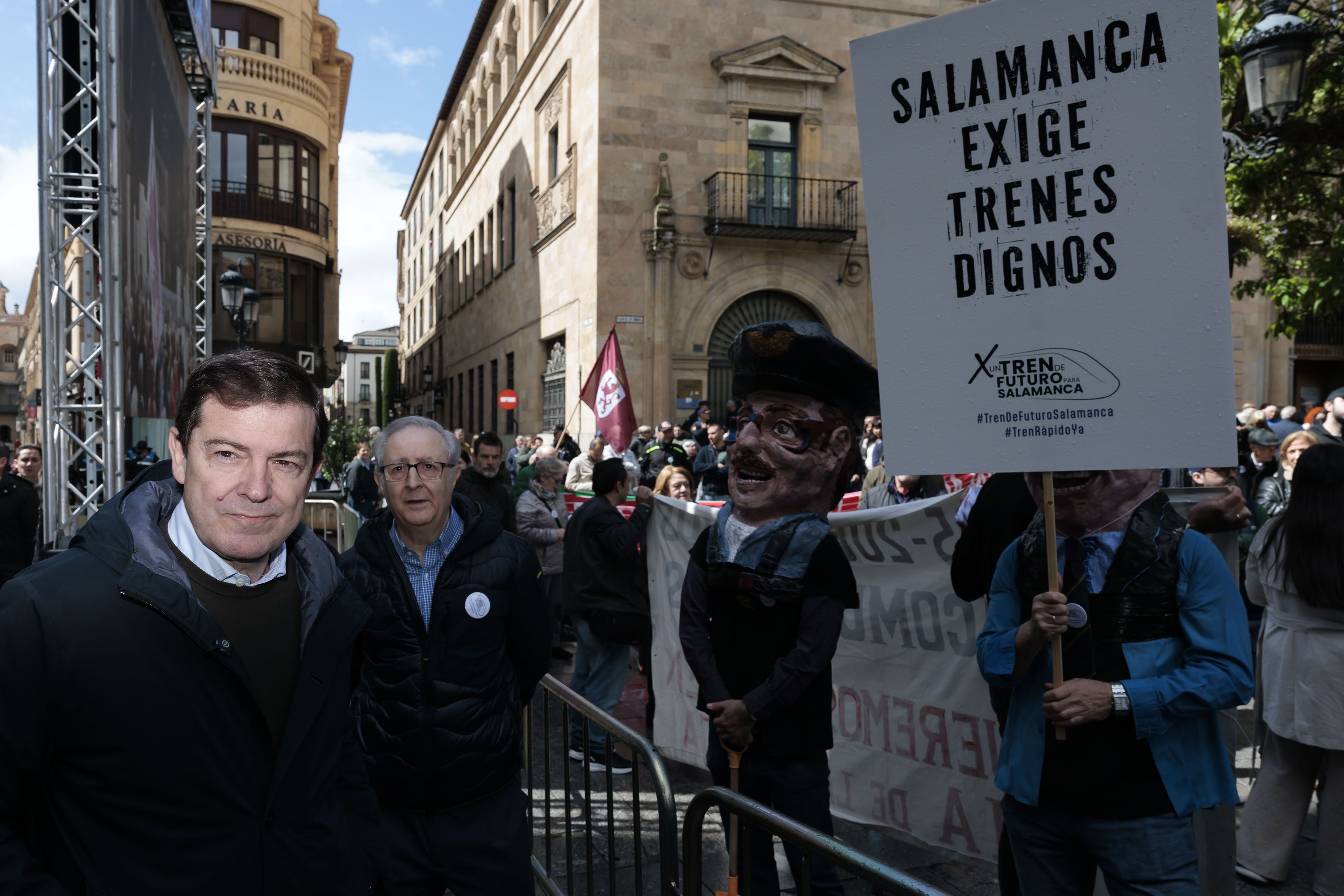 El presidente Mañueco participó en la protesta en Salamanca, con una bandera de León al fondo. | L.N.C.