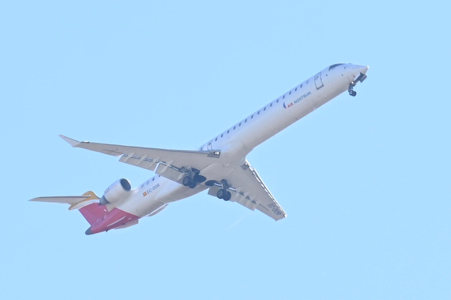 Un avión de Air Nostrum despegando del aeropuerto de La Virgen del Camino. | SAÚL ARÉN