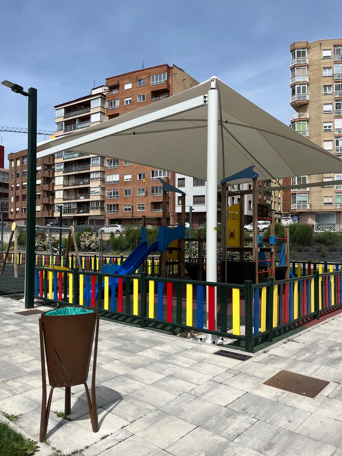 Nueva cubierta en el parque infantil del entorno de la estación de Feve en León. | L.N.C.