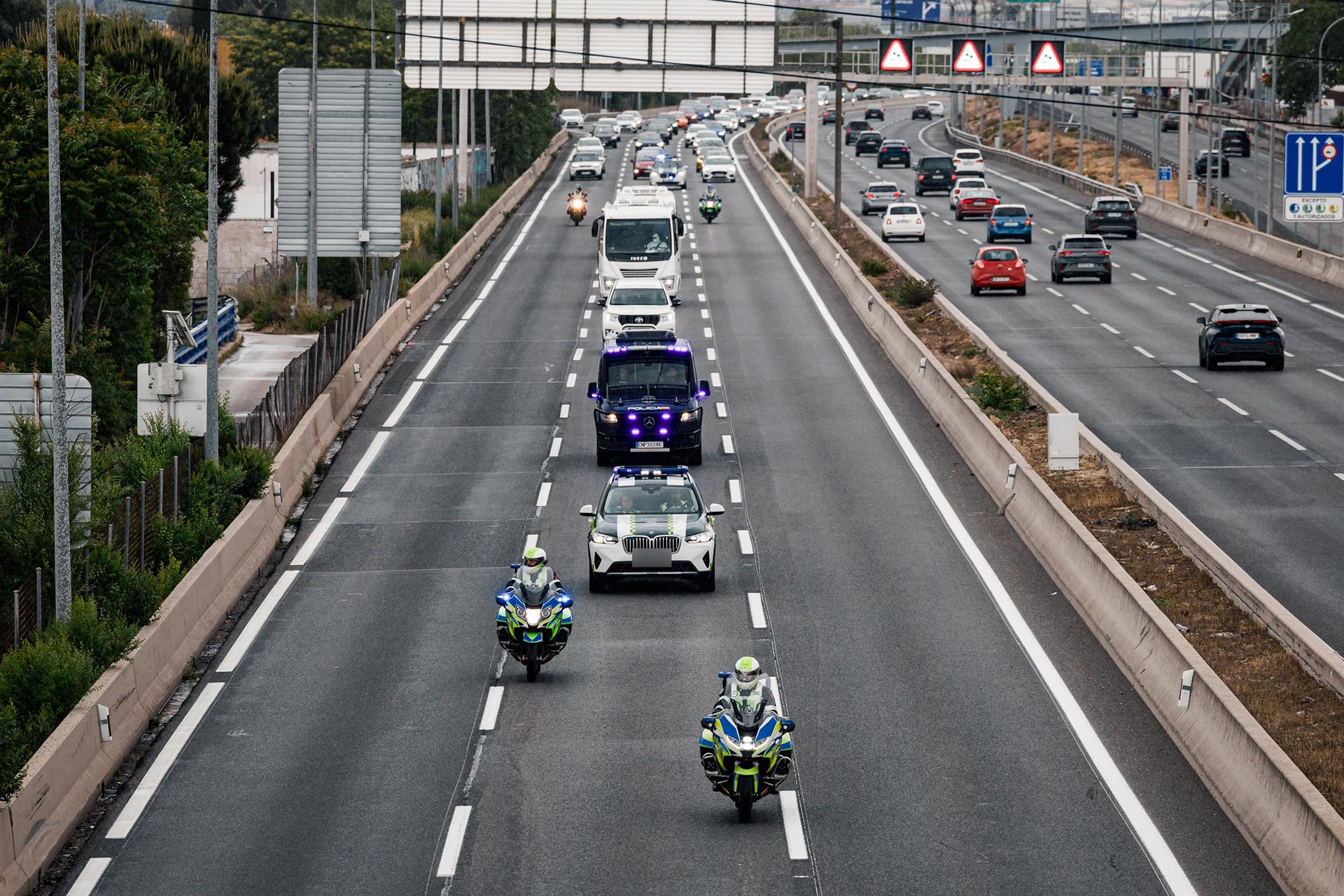 El convoy con los pasajeros españoles se dirige por la A2 al Hospital Central de la Defensa Gómez Ulla, en Madrid. | Carlos Luján - Europa Press El convoy con los pasajeros españoles se dirige por la A2 al Hospital Central de la Defensa Gómez Ulla, en Madrid. | Carlos Luján - Europa Press