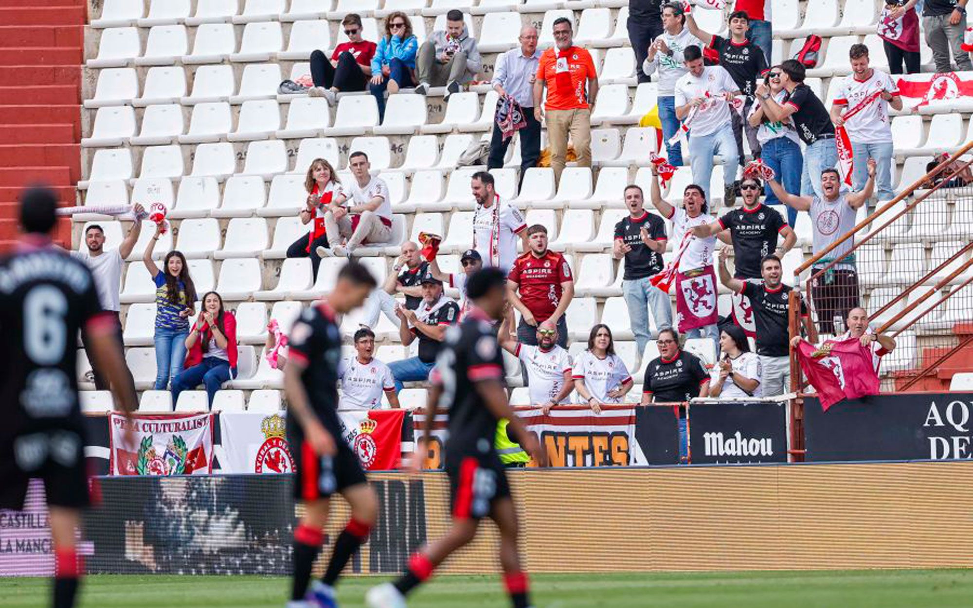 Los jugadores de la Cultural, en Albacete mientras la afición celebra su gol. | LALIGA