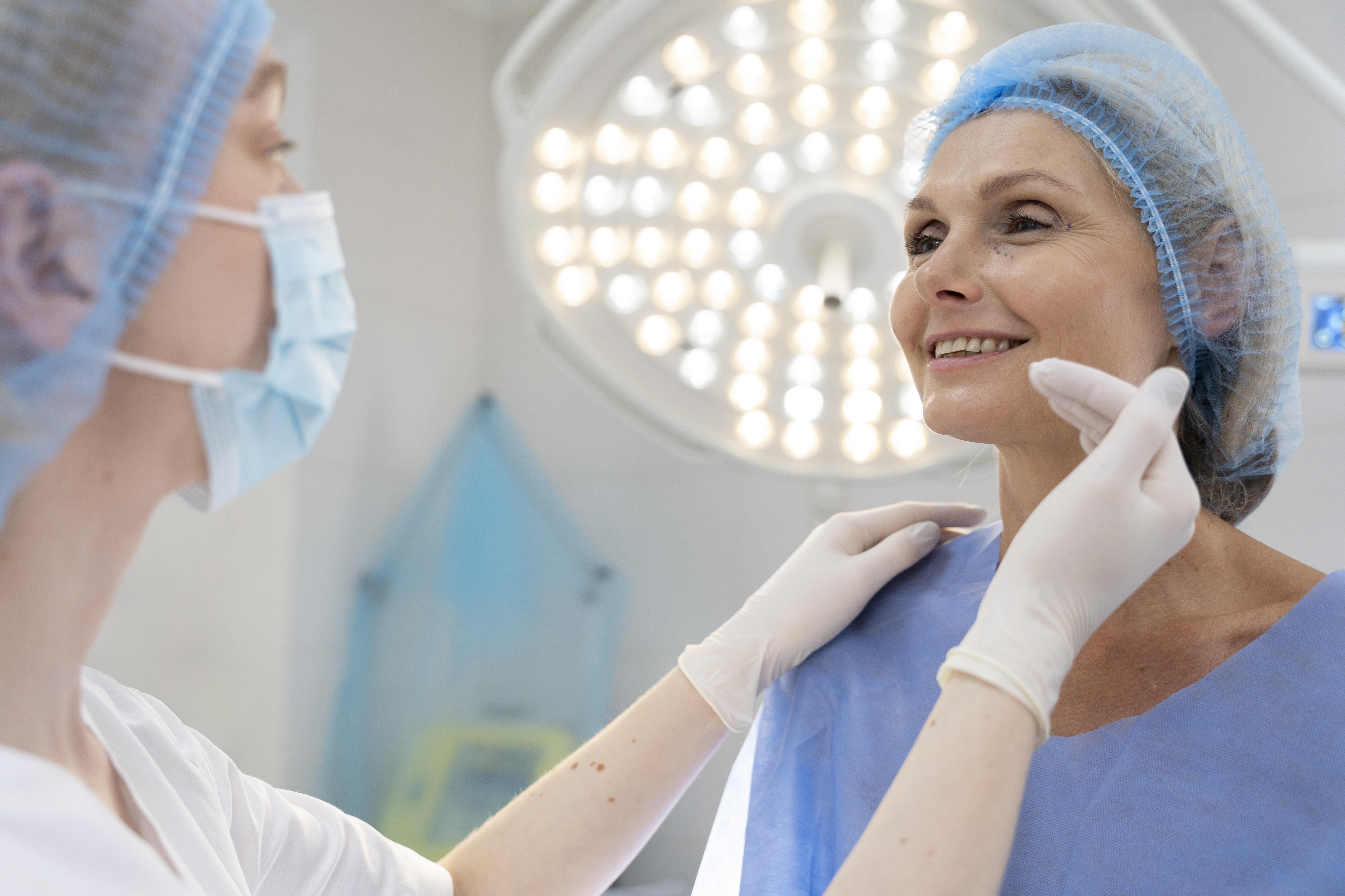 Qué tener en cuenta antes de someterse a una cirugía estética facial.