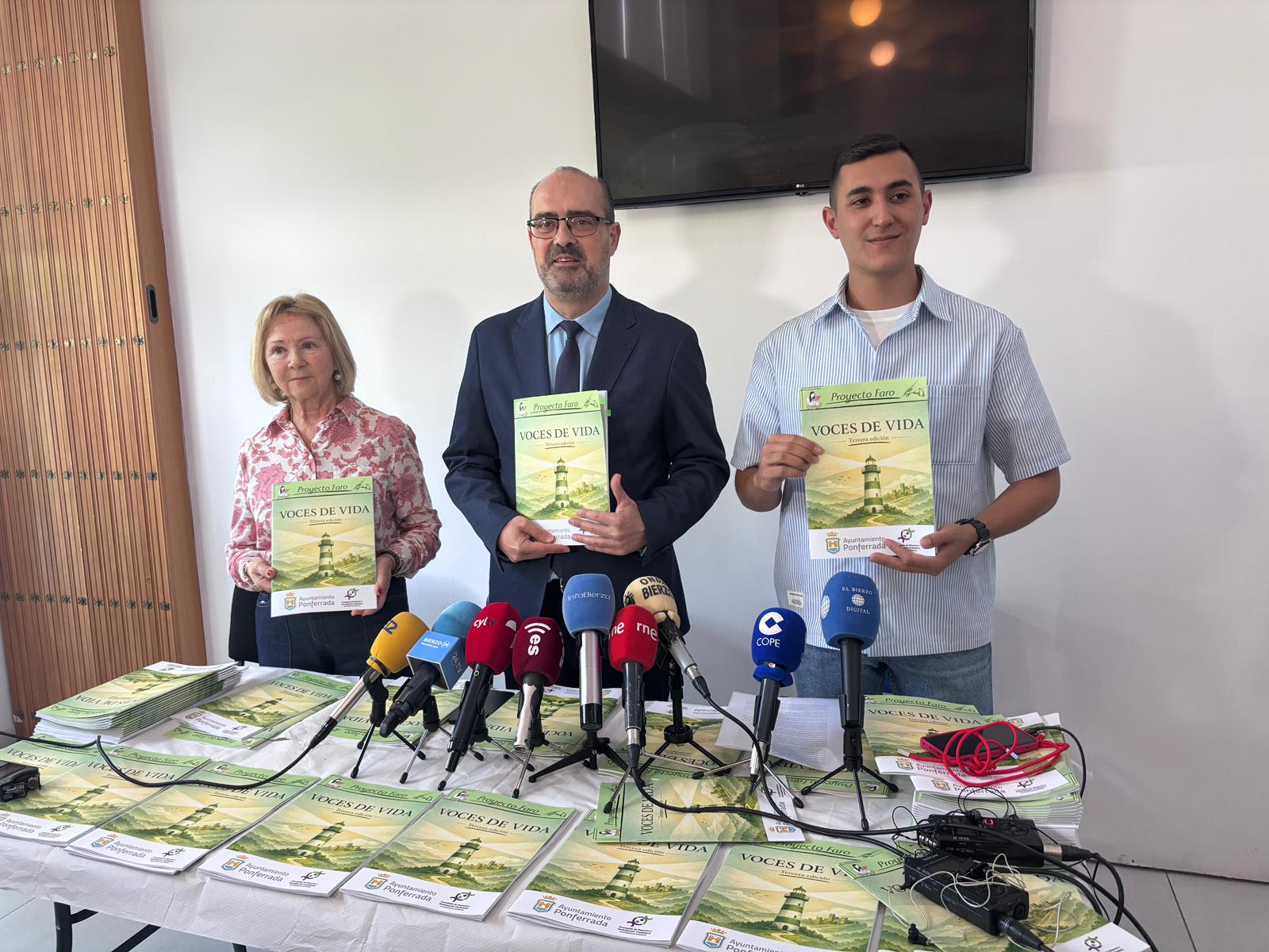 Mari Crespo, Marco Morala y Abraham González presentan la nueva edición de la revista. | JAVIER FERNÁNDEZ