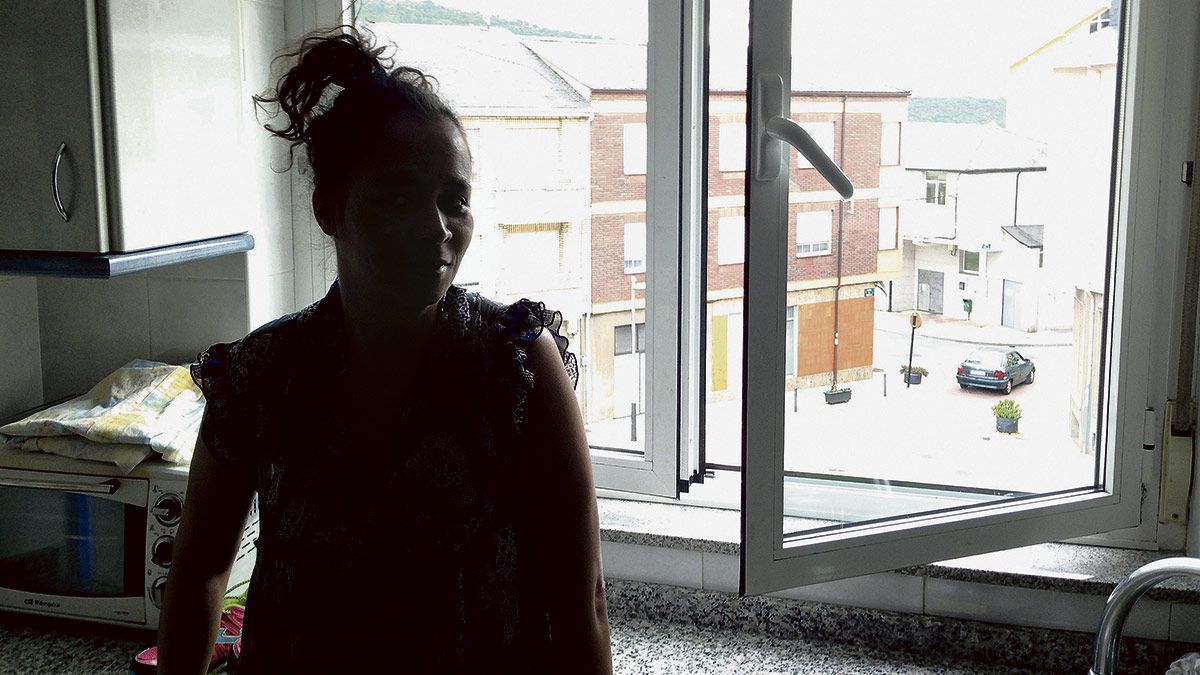 Eva Pereira espera en su casa de Fabero el momento de presentar el libro que recoge su vida cargada de tragedias y malos tratos. Eva Pereira espera en su casa de Fabero el momento de presentar el libro que recoge su vida cargada de tragedias y malos tratos.