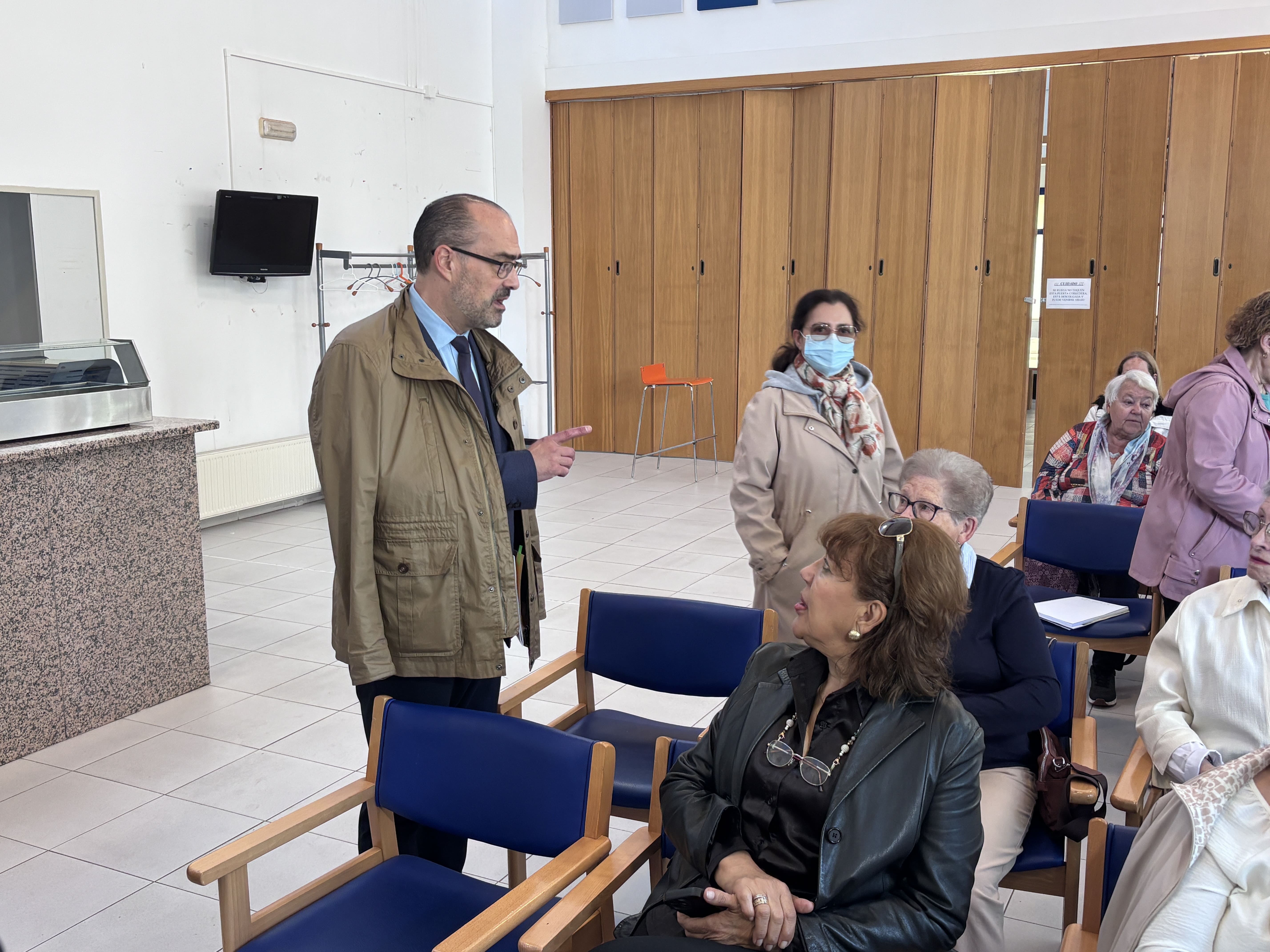 El alcalde, Marco Morala, charla con los usuarios del Centro de Día de Flores del Sil. | JAVIER FERNÁNDEZ