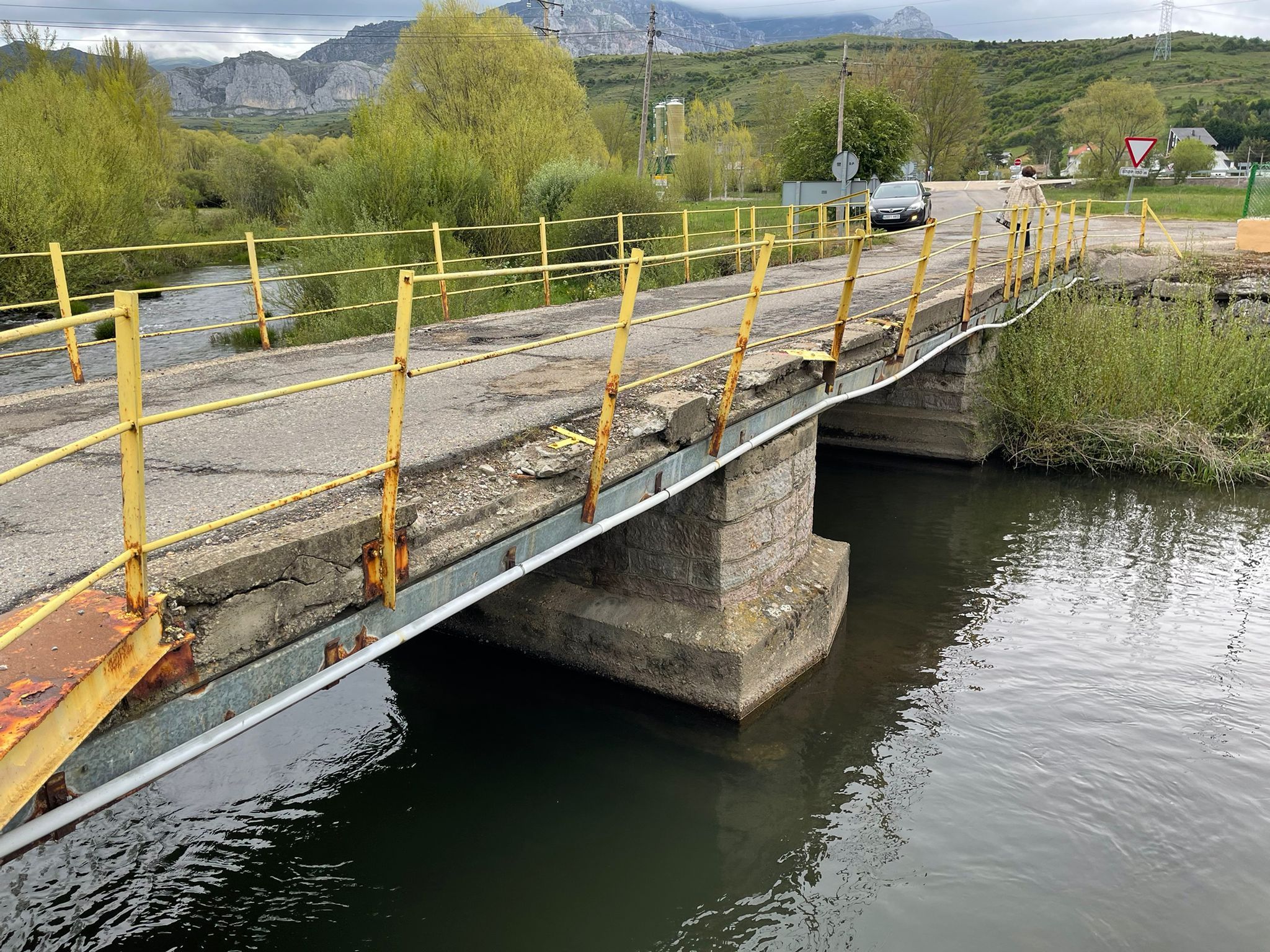 Deficiente estado que presenta el puente de Ventosilla de la Tercia, en Villamanín. | L.N.C.