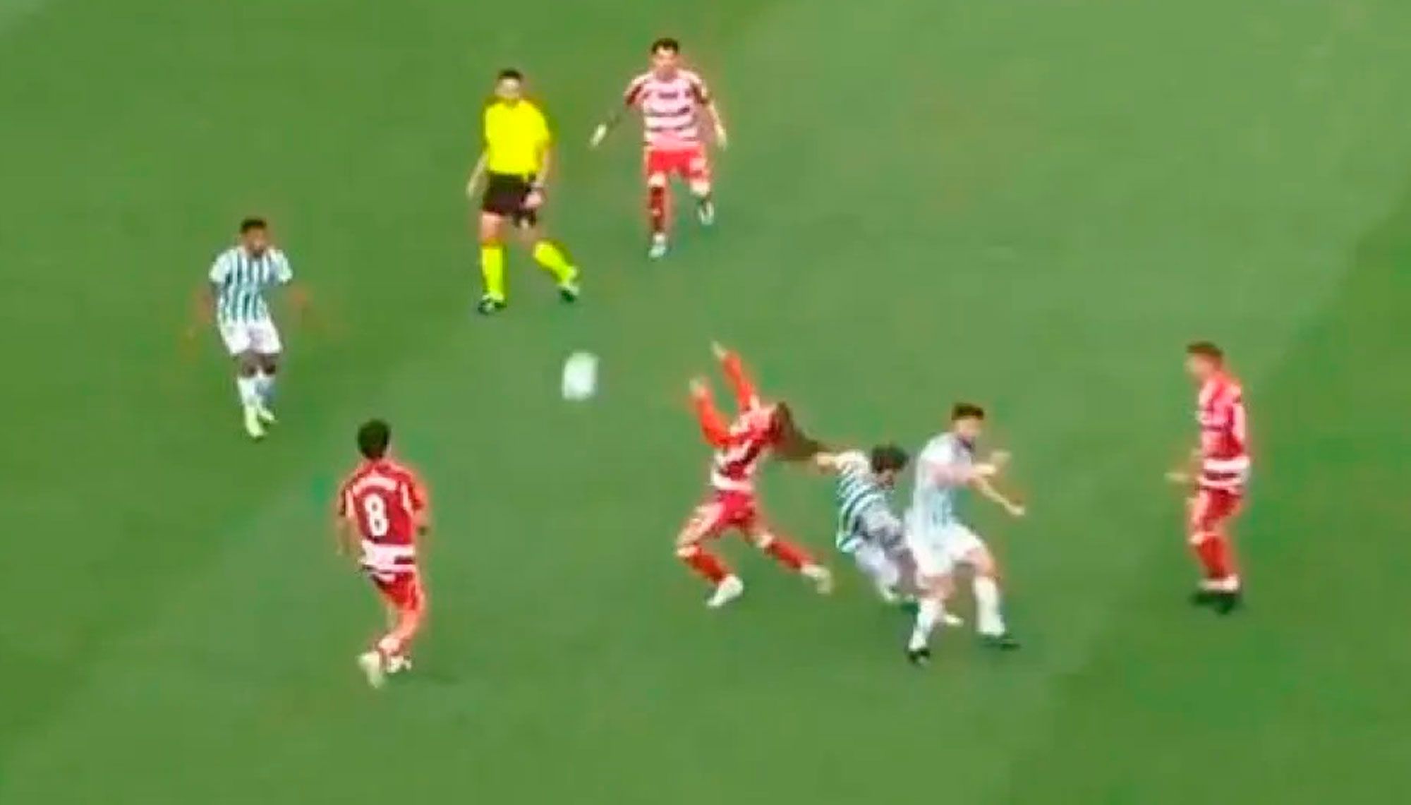 Momento del agarrón del pelo que provocó la roja del leonés Percan. Momento del agarrón del pelo que provocó la roja del leonés Percan.