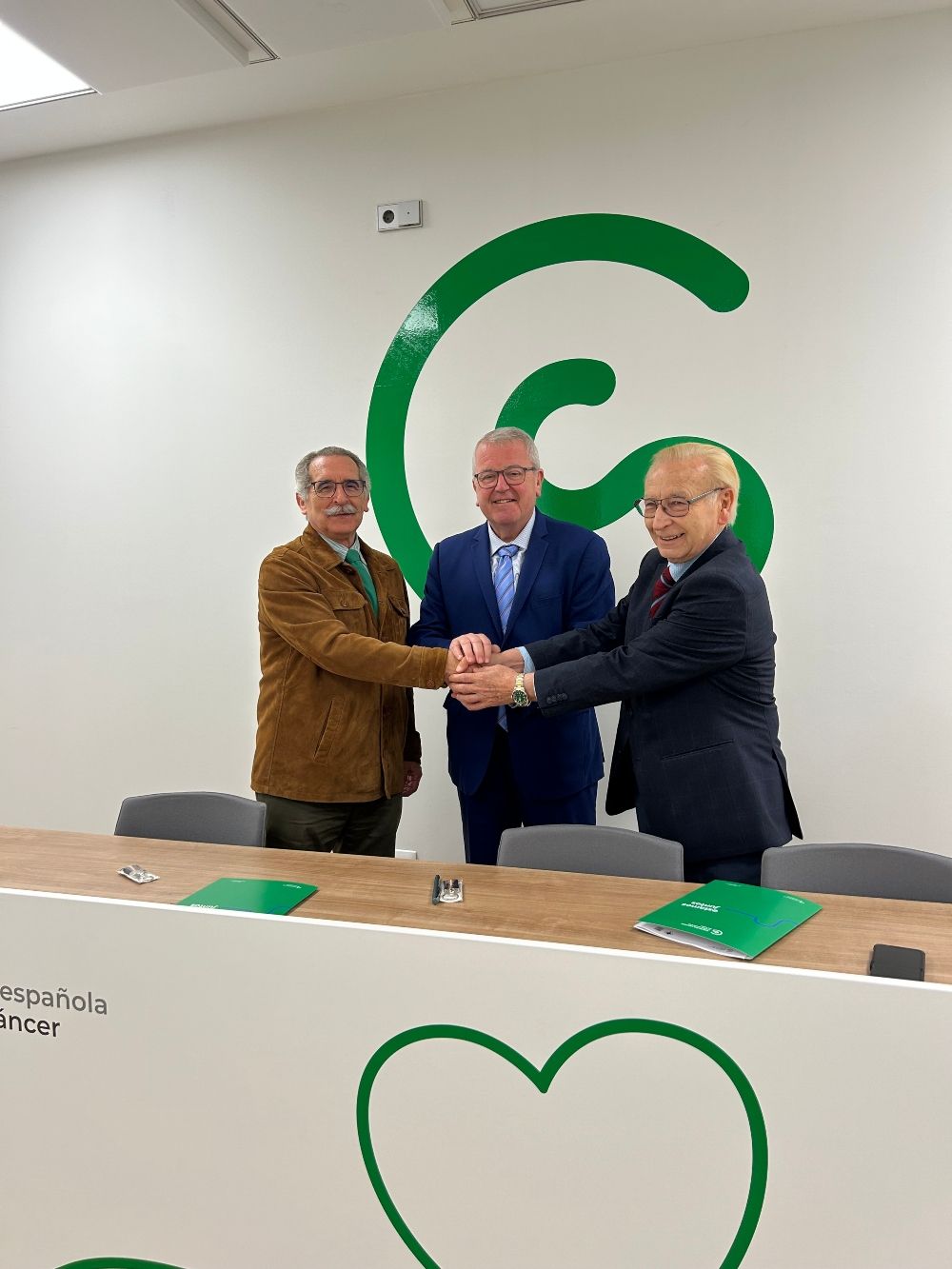 Estanislao de Luis y Martín Manceñido firman el convenio de colaboración junto al gerente del CAULE, Alfonso Rodríguez-Hevia | L.N.C.