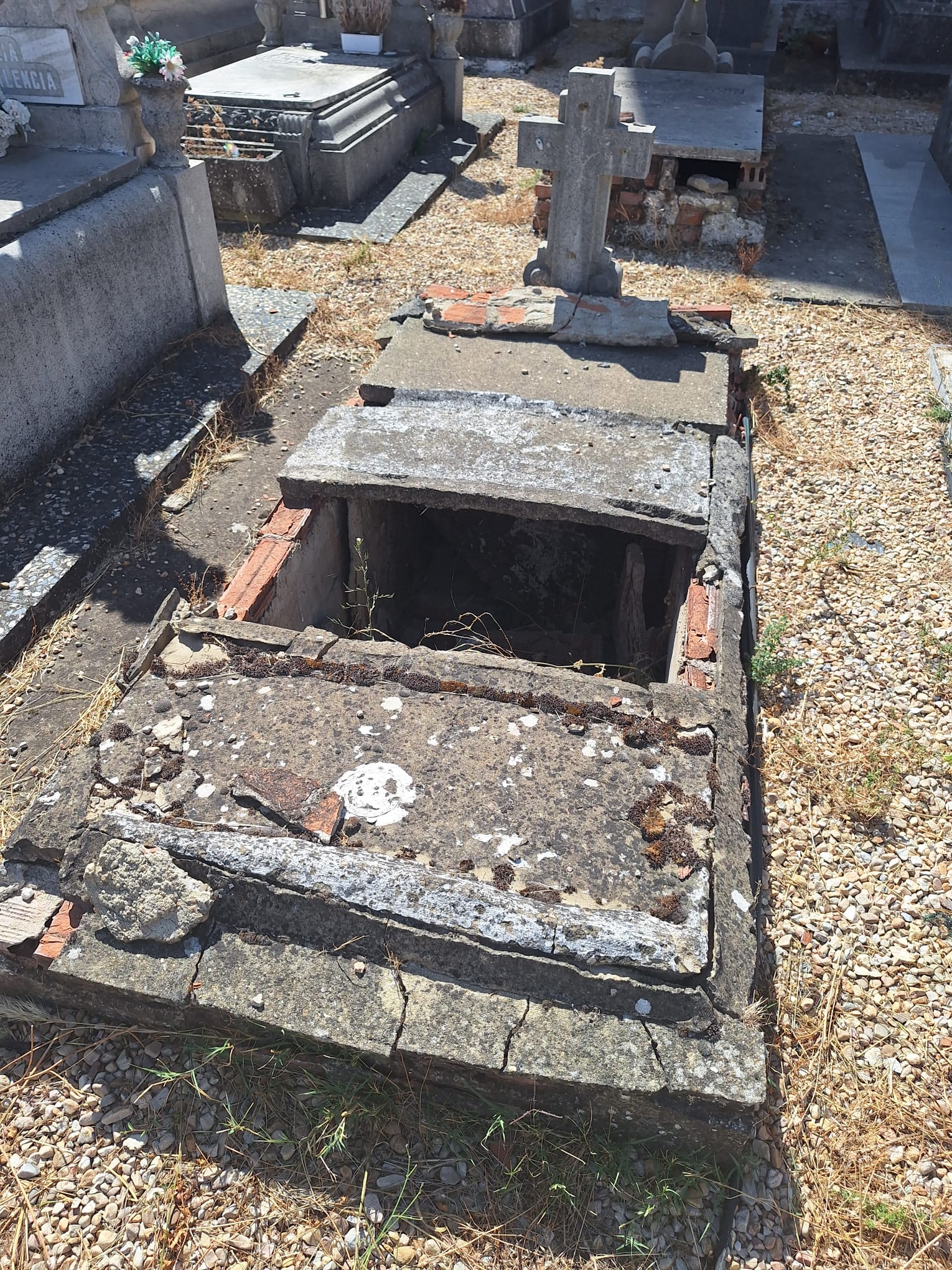 Imagen de uno de los panteones deteriorados en el cementerio municipal de San Andrés del Rabanedo. | L.N.C.