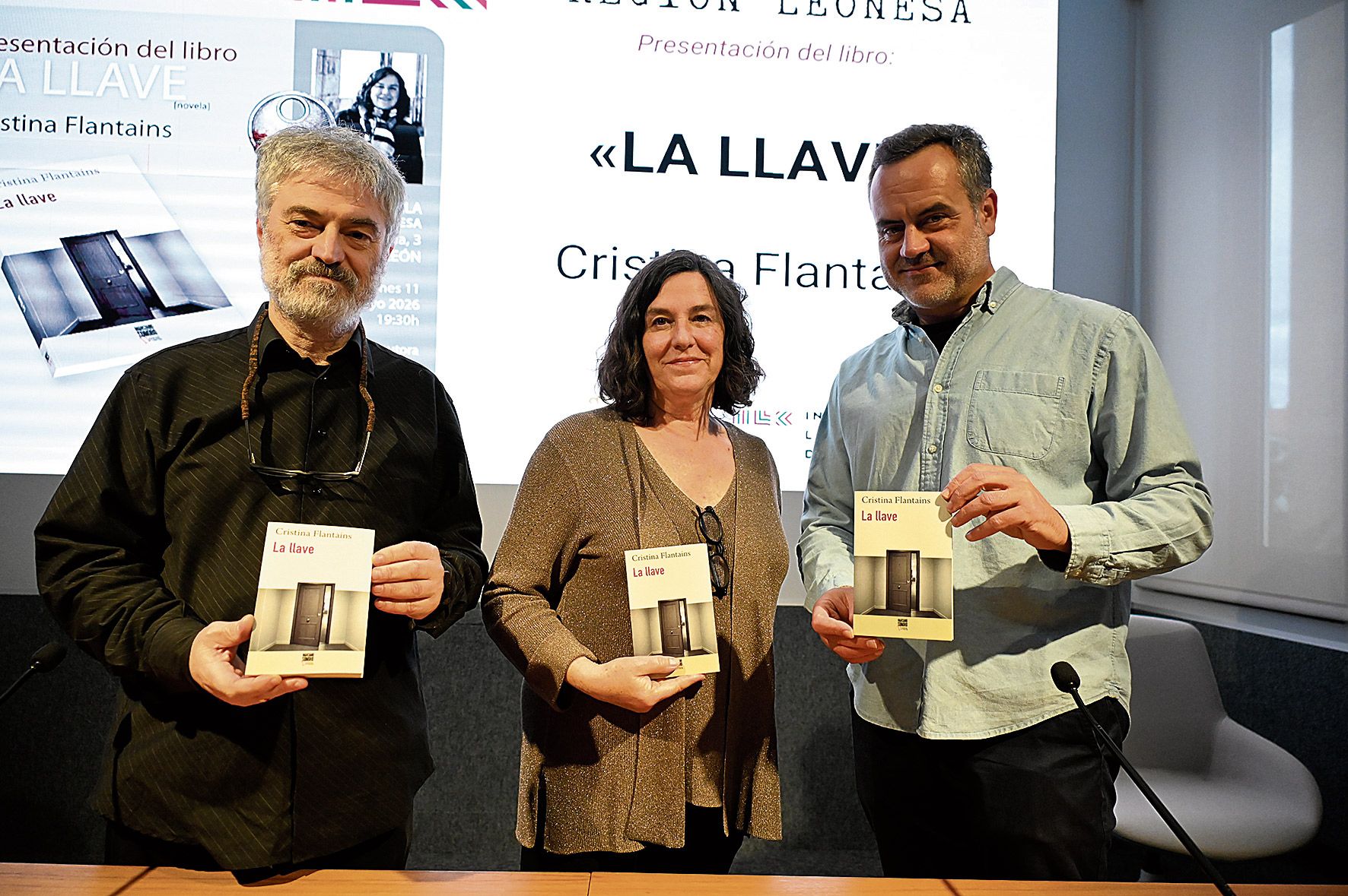 Cristina Flantains presenta ‘La llave’, junto al director de este periódico, David Rubio, así como por su editor, Jesús Palmero. | SAÚL ARÉN Cristina Flantains presenta ‘La llave’, junto al director de este periódico, David Rubio, así como por su editor, Jesús Palmero. | SAÚL ARÉN