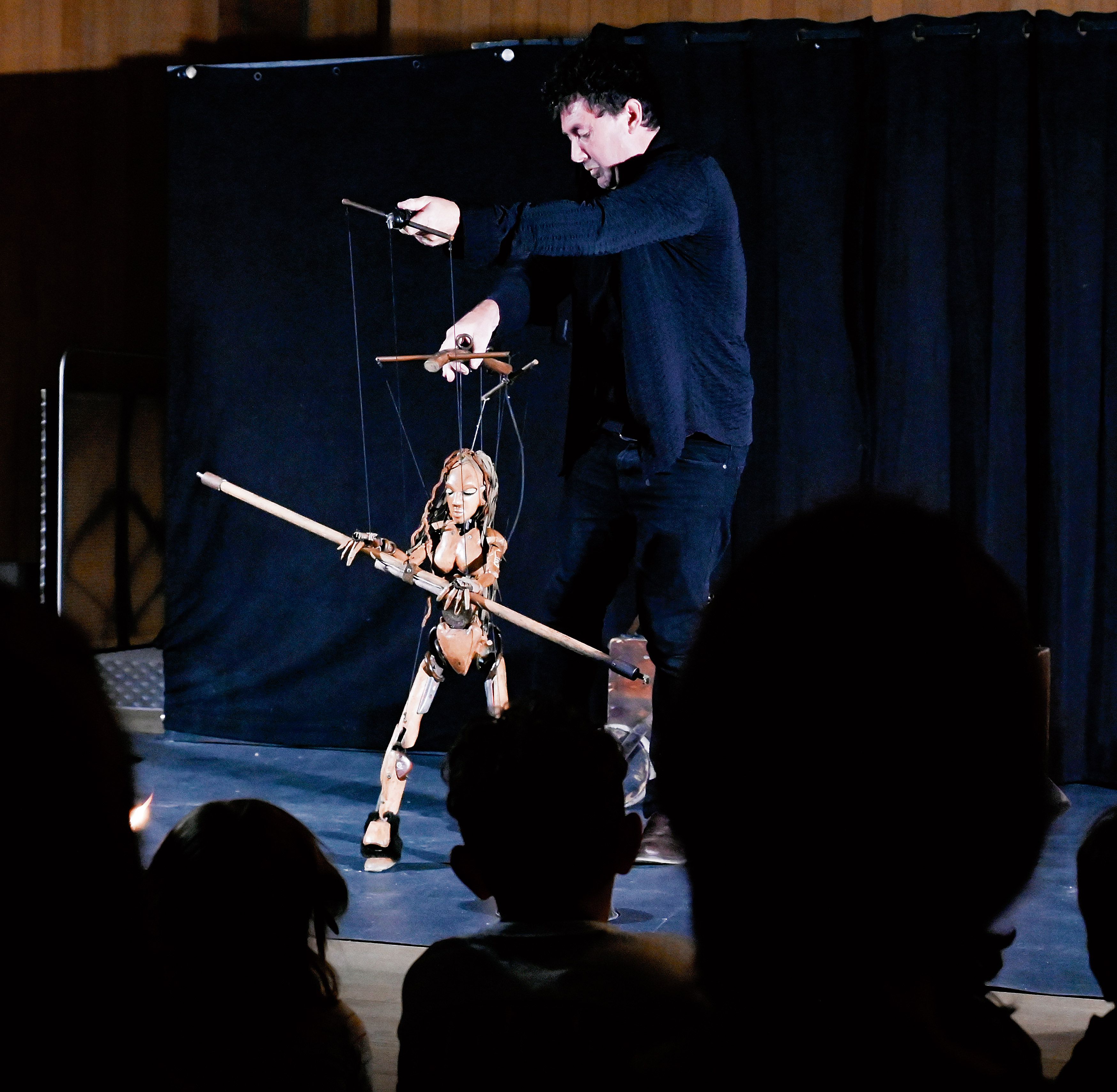 Actuación del festival Titirimundi en León, este lunes en el Auditorio. | SAÚL ARÉN Actuación del festival Titirimundi en León, este lunes en el Auditorio. | SAÚL ARÉN