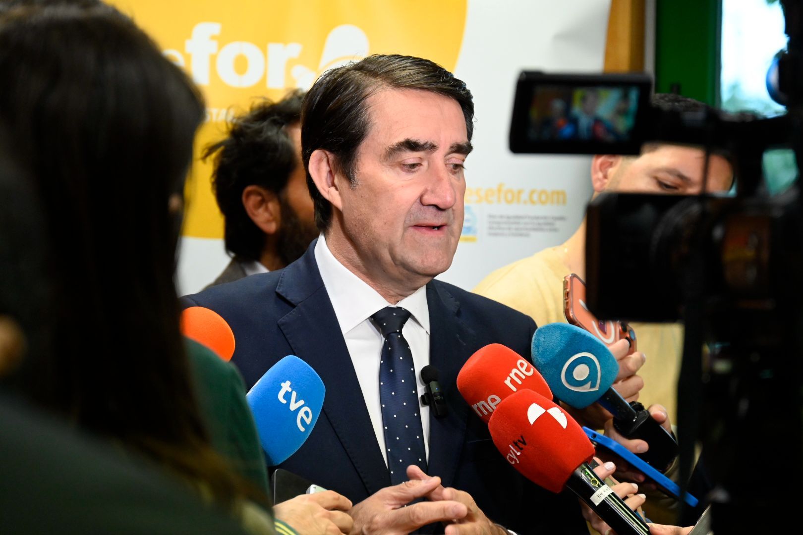 Juan Carlos Suárez-Quiñones atendiendo a la prensa local este martes. | SAÚL ARÉN Juan Carlos Suárez-Quiñones atendiendo a la prensa local este martes. | SAÚL ARÉN