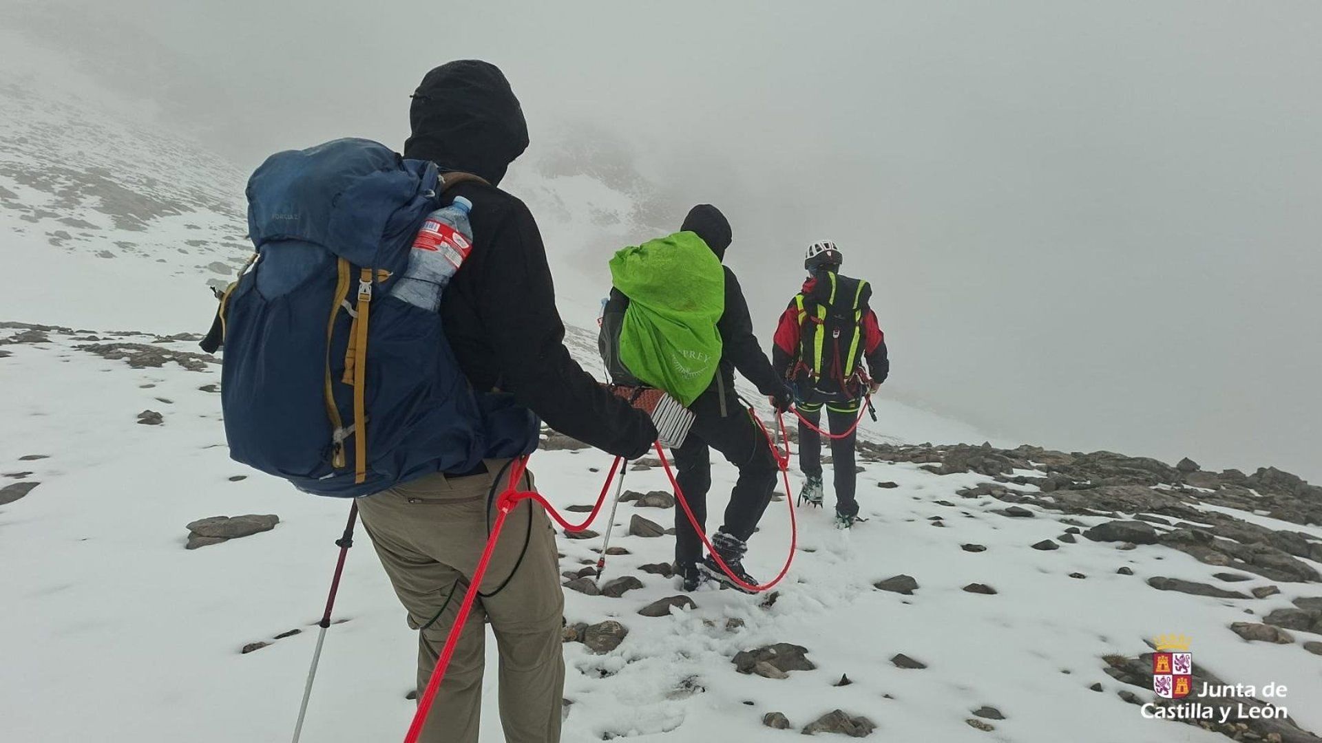 Imagen del rescate de los dos montañeros enriscados y desorientados. | 112 CYL Imagen del rescate de los dos montañeros enriscados y desorientados. | 112 CYL