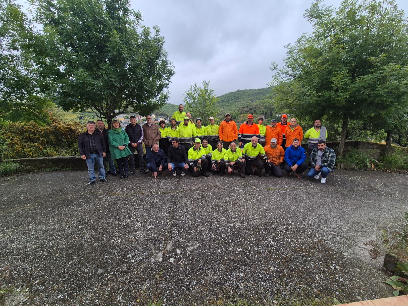 Brigadas del Plan trabajando en Torre del Bierzo, al lado de las autoridades.