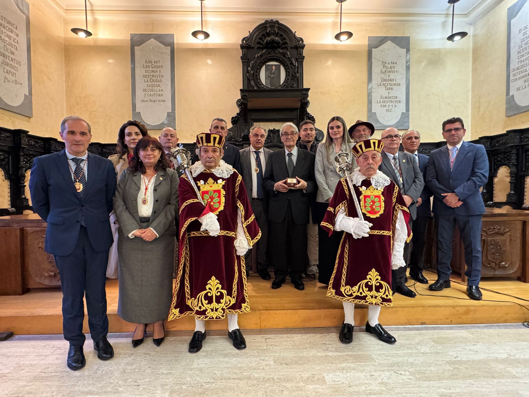 Foto de familia durante el acto de homenaje a Benito 'Escarpizo'. | L.N.C. Foto de familia durante el acto de homenaje a Benito 'Escarpizo'. | L.N.C.