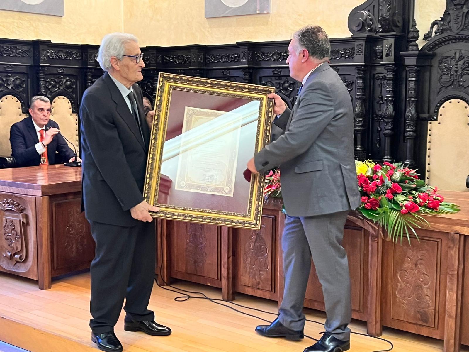 Nieto entrega a 'Escarpizo' el reconocimiento de Hijo Adoptivo de Astorga. | L.N.C. Nieto entrega a 'Escarpizo' el reconocimiento de Hijo Adoptivo de Astorga. | L.N.C.