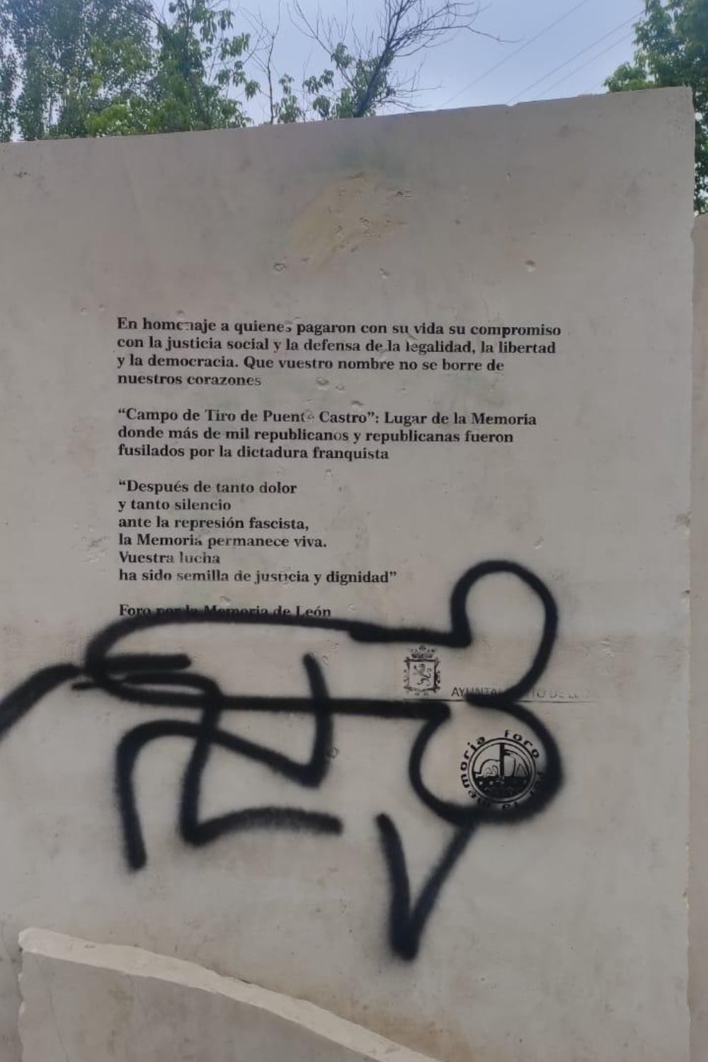 Estado en el que ha aparecido este martes el monolito del Campo de Tiro de León | L.N.C.