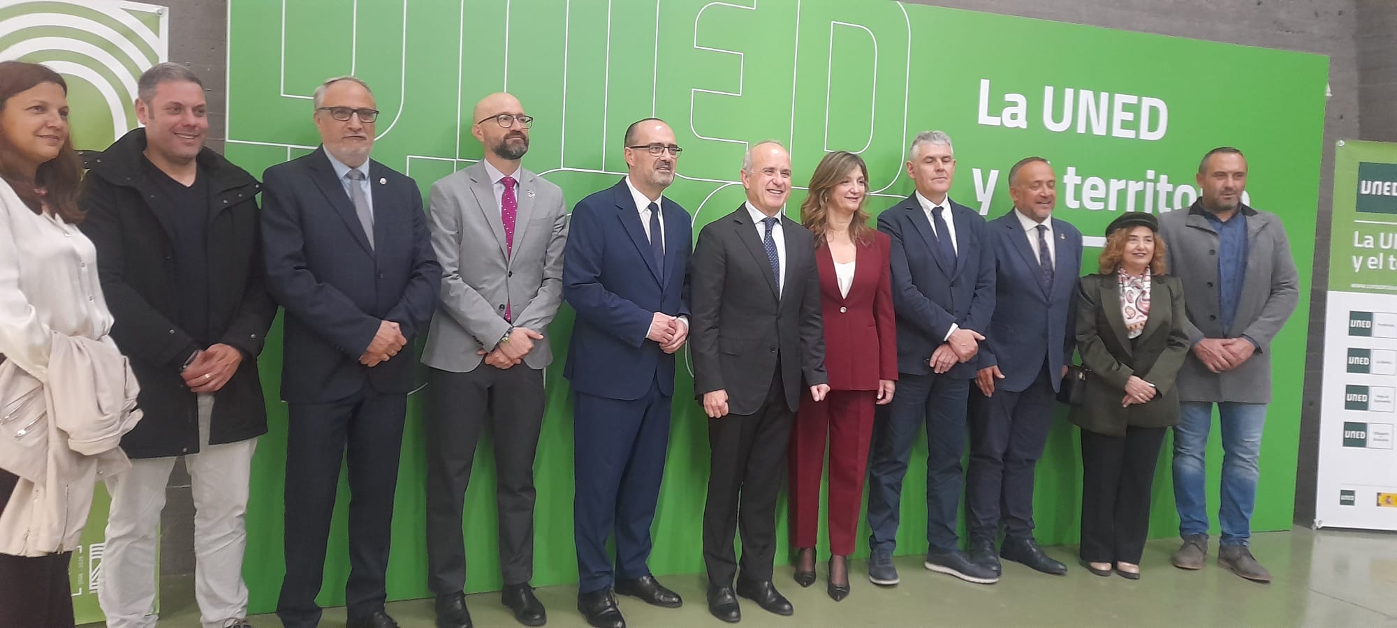Autoridades en la celebración del cumpleaños del Intecca y la graduación de los alumnos de la Uned en Ponferrada. | MAR IGLESIAS