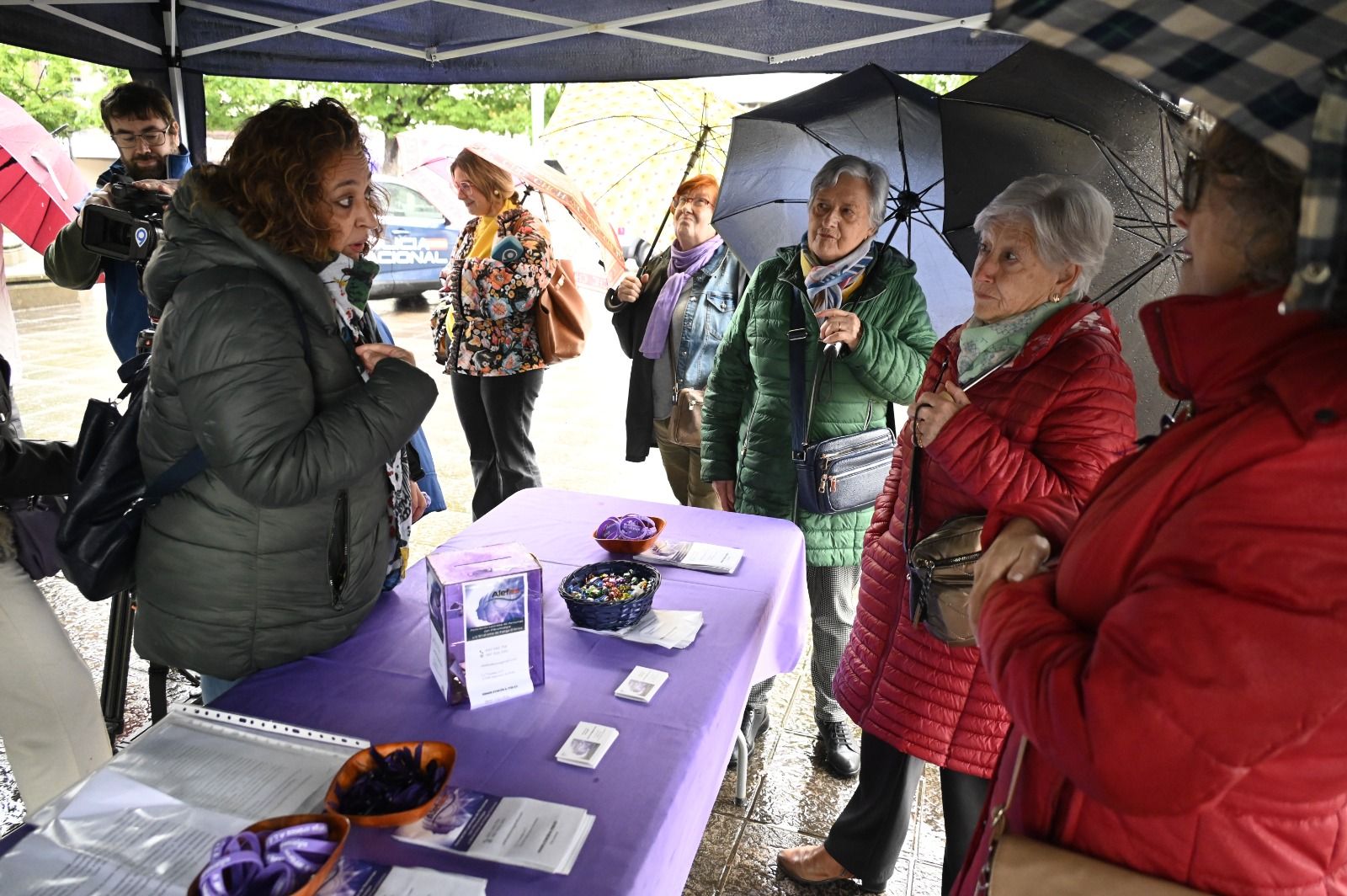 Mesa informativa instalada por ALEFAS en la plaza de Guzmán de León con motivo del Día Mundial de la Fibromialgia y el Síndrome de Fatiga Crónica | SAÚL ARÉN 