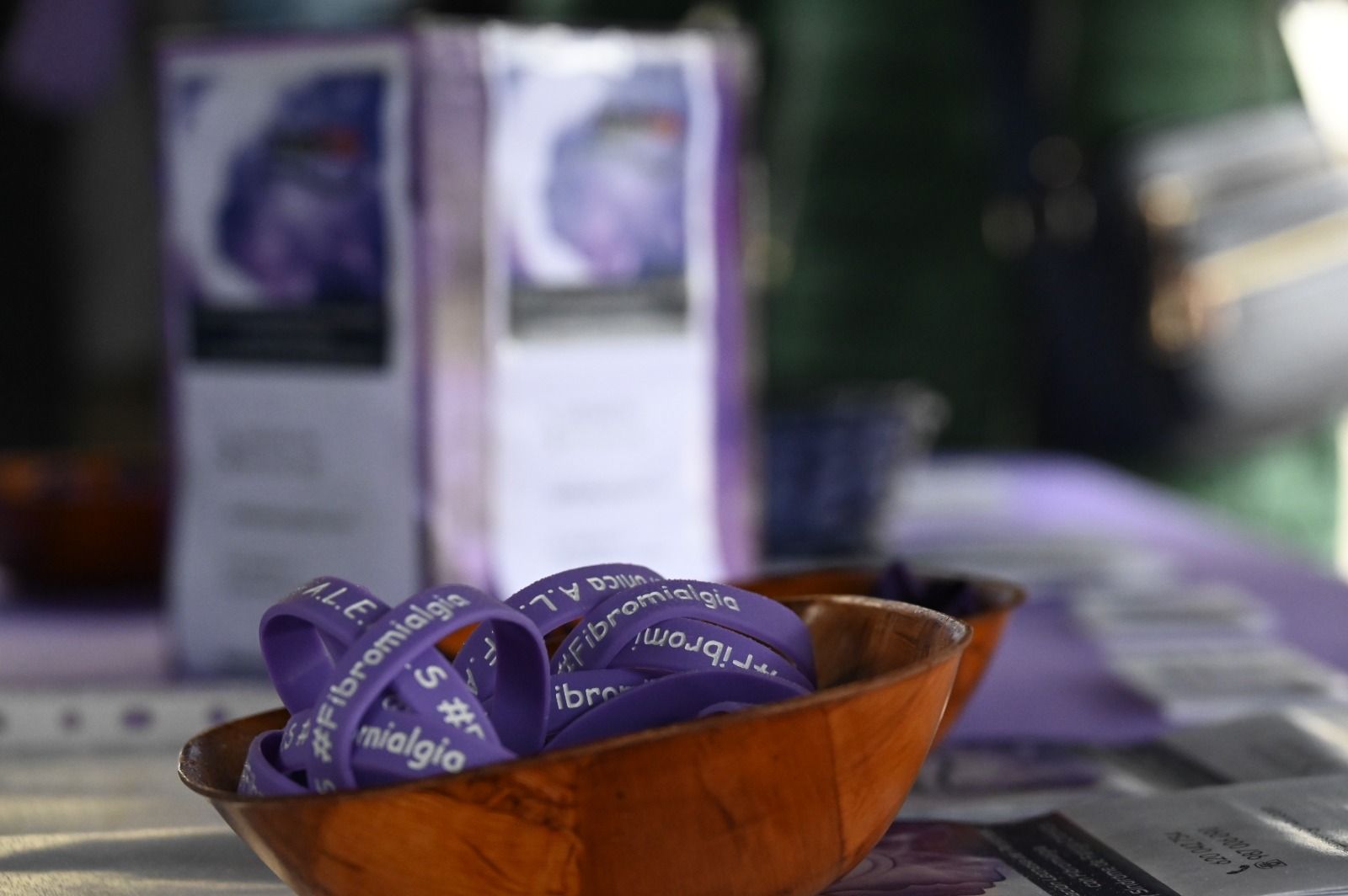 ulseras repartidas por ALEFAS en la mesa informativa instalada en la plaza de Guzmán de León con motivo del Día Mundial de la Fibromialgia y el Síndrome de Fatiga Crónica.