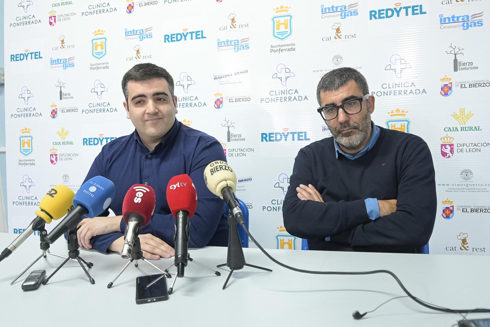 Oriol Pozo, a la izquierda, durante su despedida con el presidente Óscar García. | QUINITO Oriol Pozo, a la izquierda, durante su despedida con el presidente Óscar García. | QUINITO