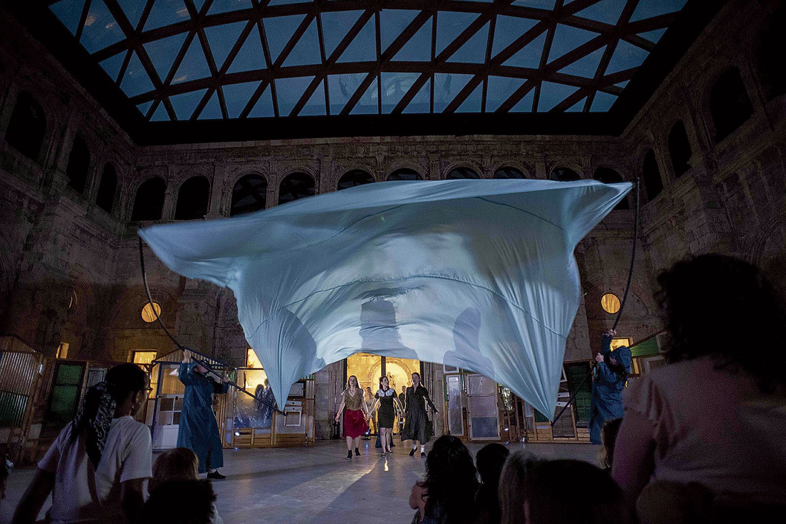 La Plaza España acogerá el espectáculo Limani, un montaje de teatro de calle creado por Araka y Cal y Canto Teatro. La Plaza España acogerá el espectáculo Limani, un montaje de teatro de calle creado por Araka y Cal y Canto Teatro.