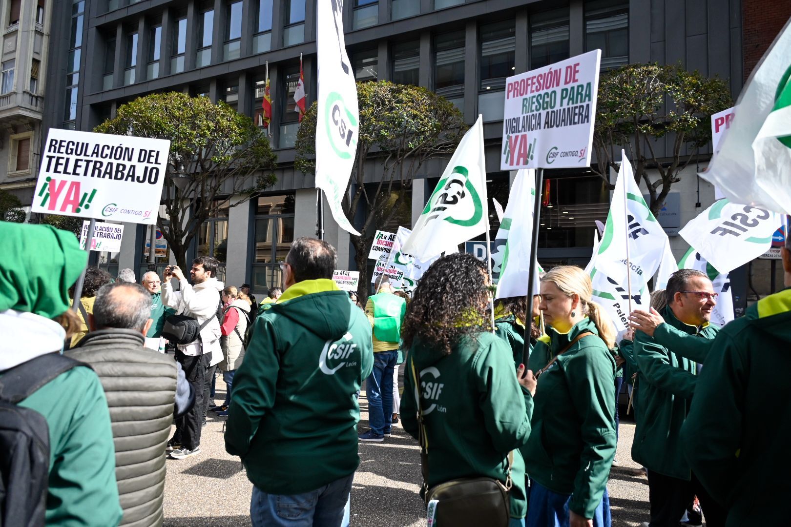 Una imagen de la concentración de los trabajadores de la AEAT en León. | SAÚL ARÉN