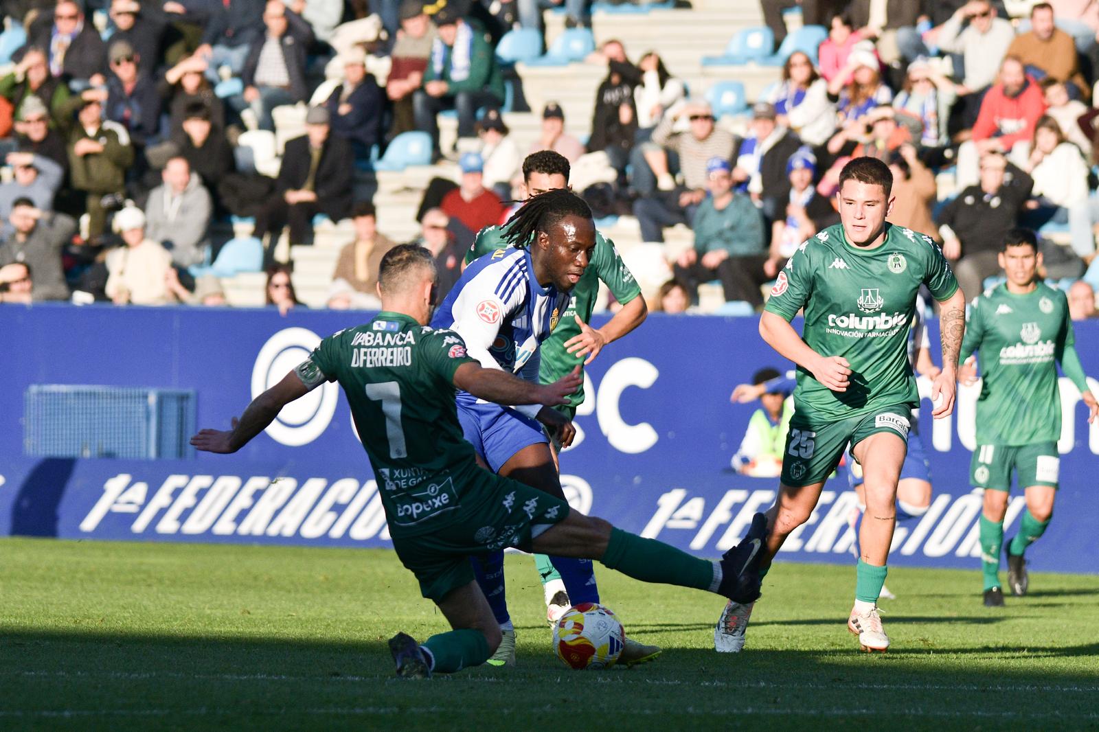 Frimpong durante uno de los momentos del partido de ida en El Toralín, frente a un Arenteiro que ahora está en problemas. QUINITO