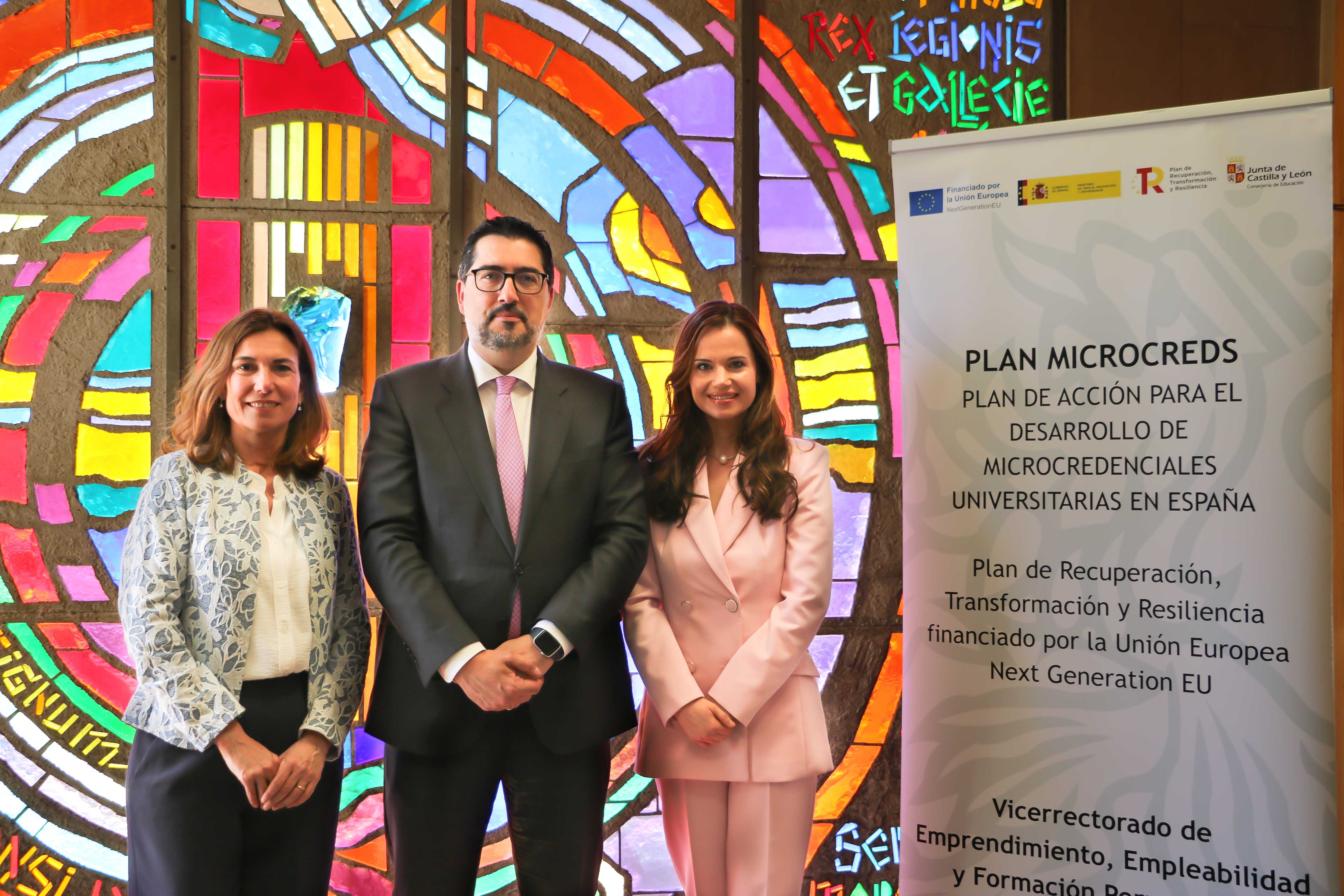 Un instante de la firma que certifica la colaboración entre la Universidad de León y el Colegio de la Abogacía de León. | L.N.C.