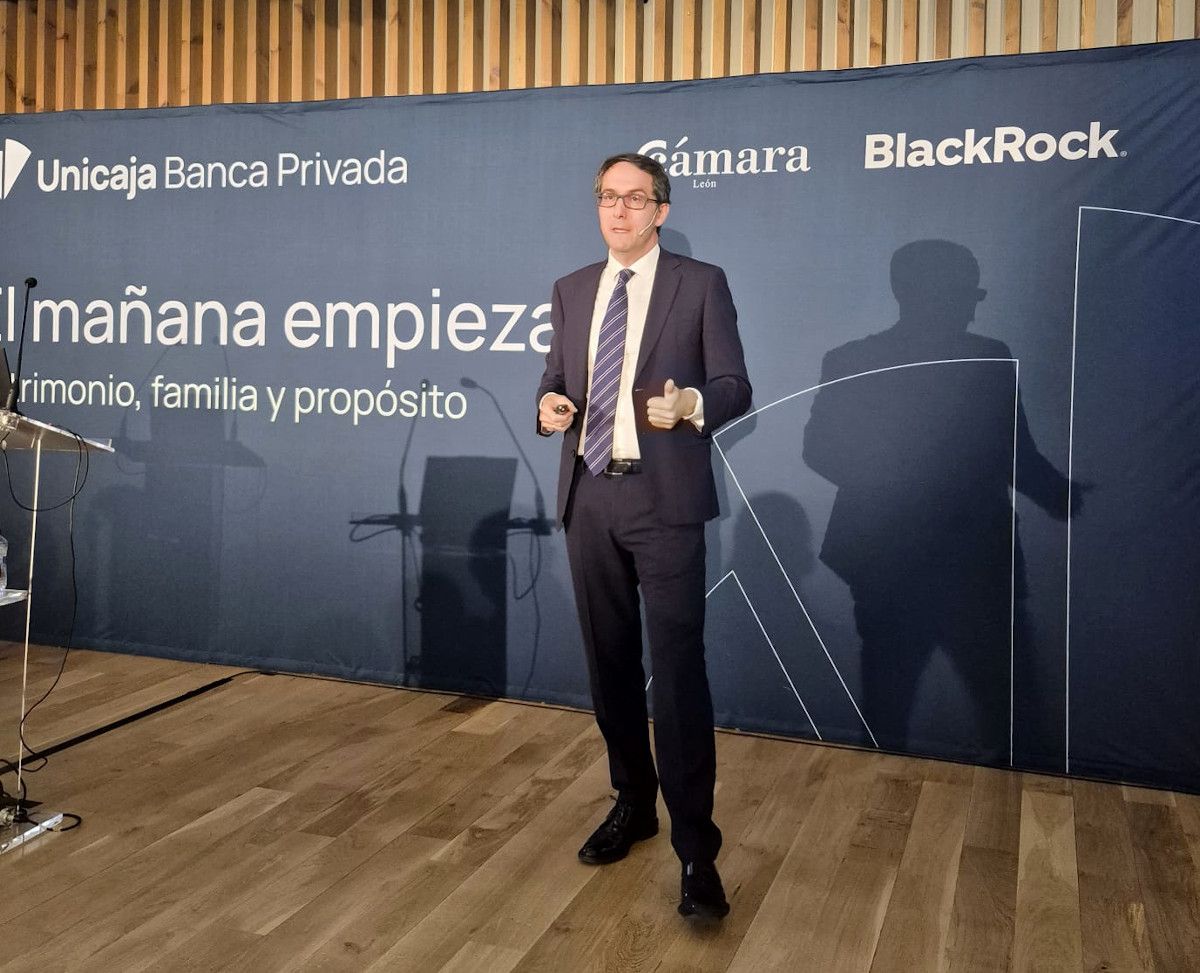 Miguel Solbes, director de Planificación Financiera y Patrimonial de Unicaja, durante la sesión. | L.N.C. Miguel Solbes, director de Planificación Financiera y Patrimonial de Unicaja, durante la sesión. | L.N.C.