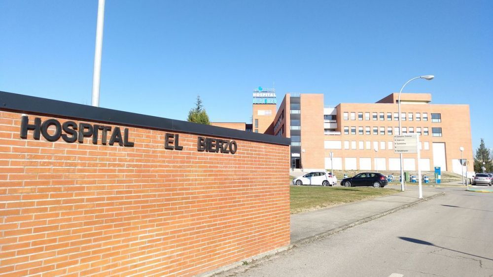 Entrada al Hospital El Bierzo, ubicado en Fuentesnuevas.