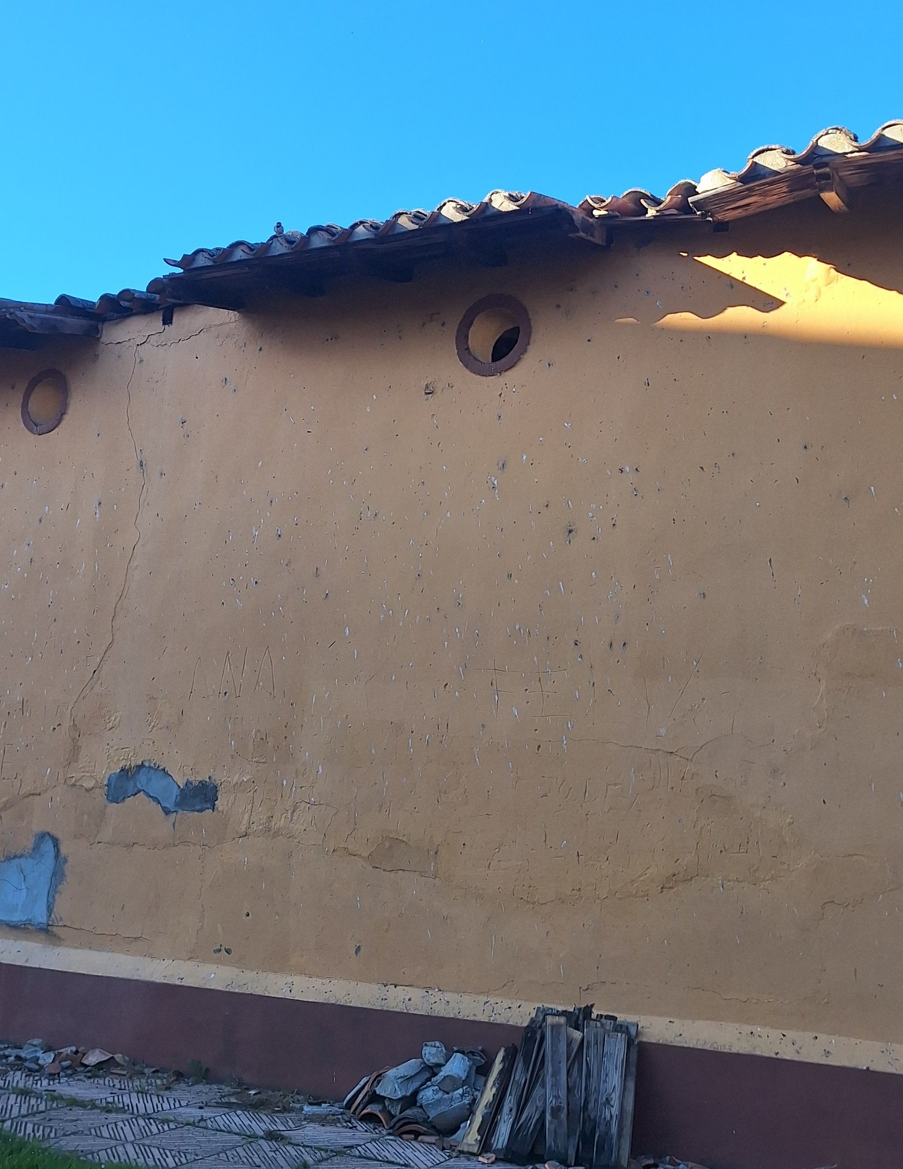 Desprendimientos que denuncia el PSOE en la plaza de toros. | L.N.C.