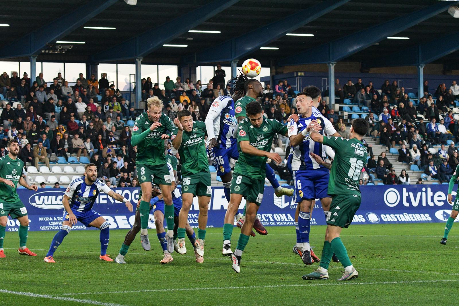 Uno de los momentos del partido de ida entre la Ponferradina y el Arenteiro en El Toralín. QUINITO