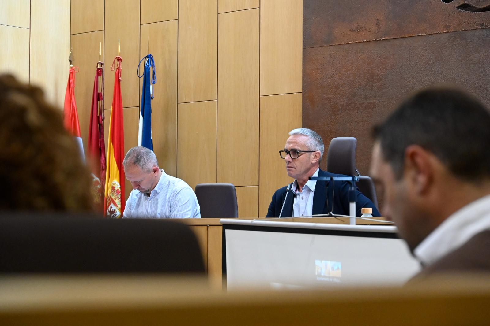 El alcalde de Villaquilambre, Vicente Álvarez, y el teniente de alcalde y concejal de Hacienda, Jorge Pérez, en el pleno de este jueves. | SAÚL ARÉN