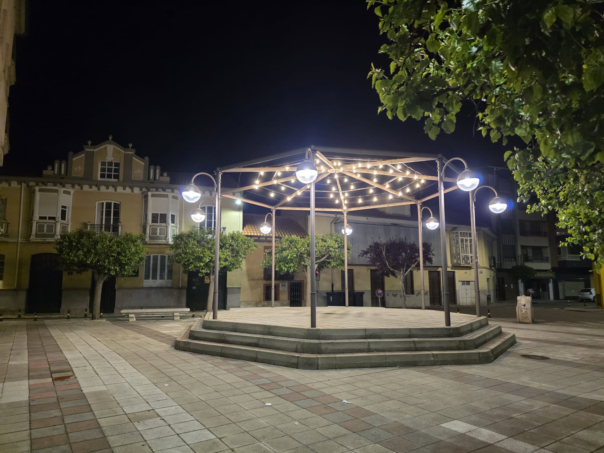 Vista de la iluminación de la Plaza Obispo Alcolea de La Bañeza. | L.N.C.