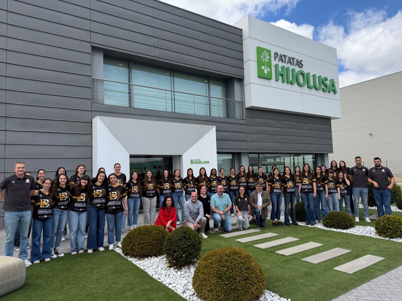 Imagen de la visita del Lioness Basket a las instalaciones de Somos Hijolusa. L.N.C.