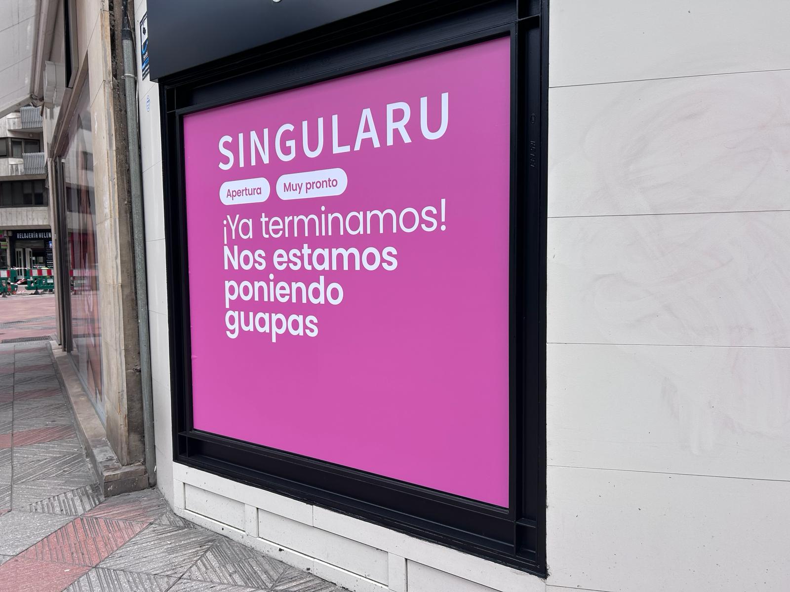 Fachada del local donde Singularu abrirá su nueva tienda de joyería en el centro de León, visible ya el cartel de la firma en el establecimiento | B.G.