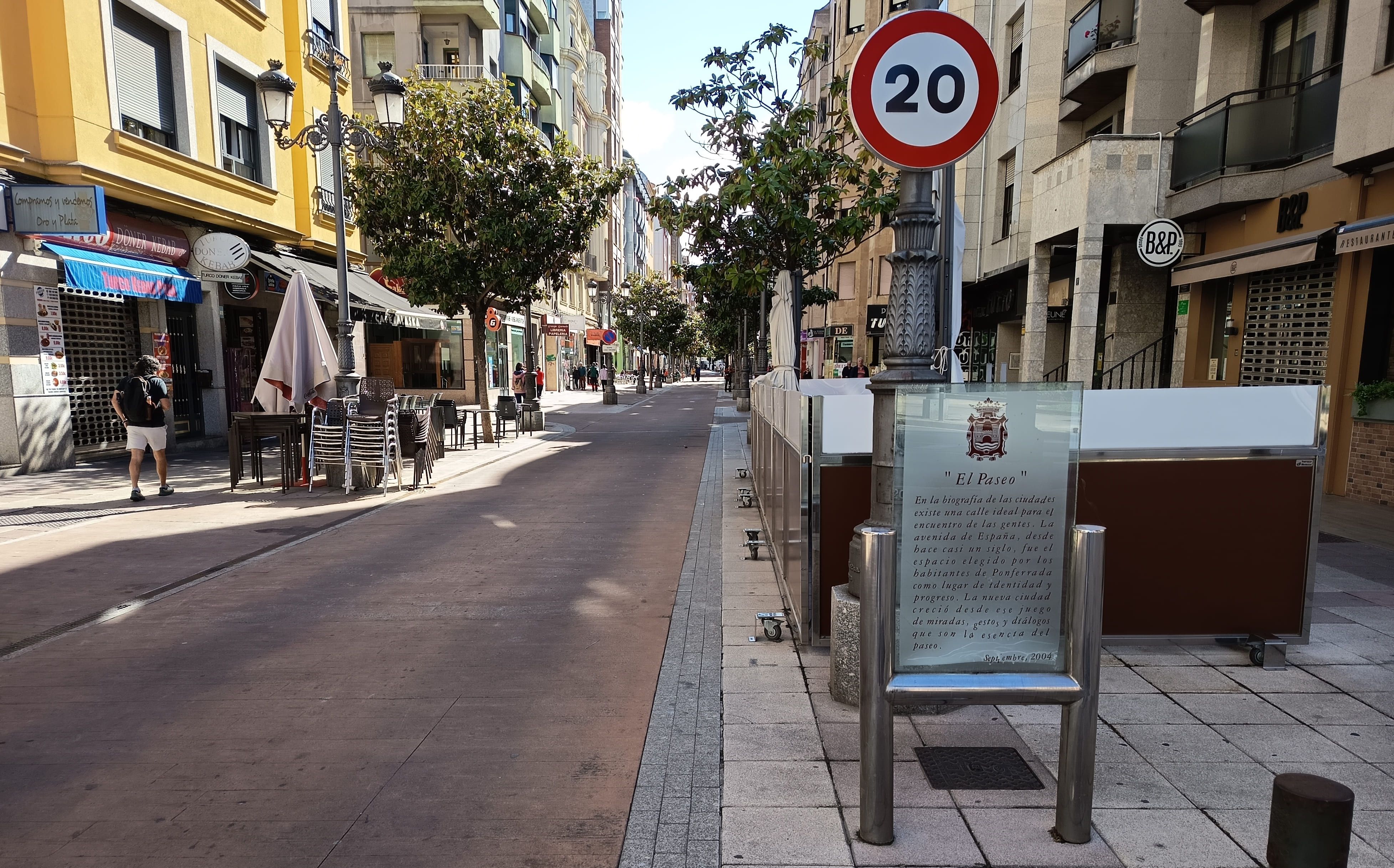 Avenida de España, vista desde su tramo final, dirección hacia la plaza Julio Lazúrtegui.