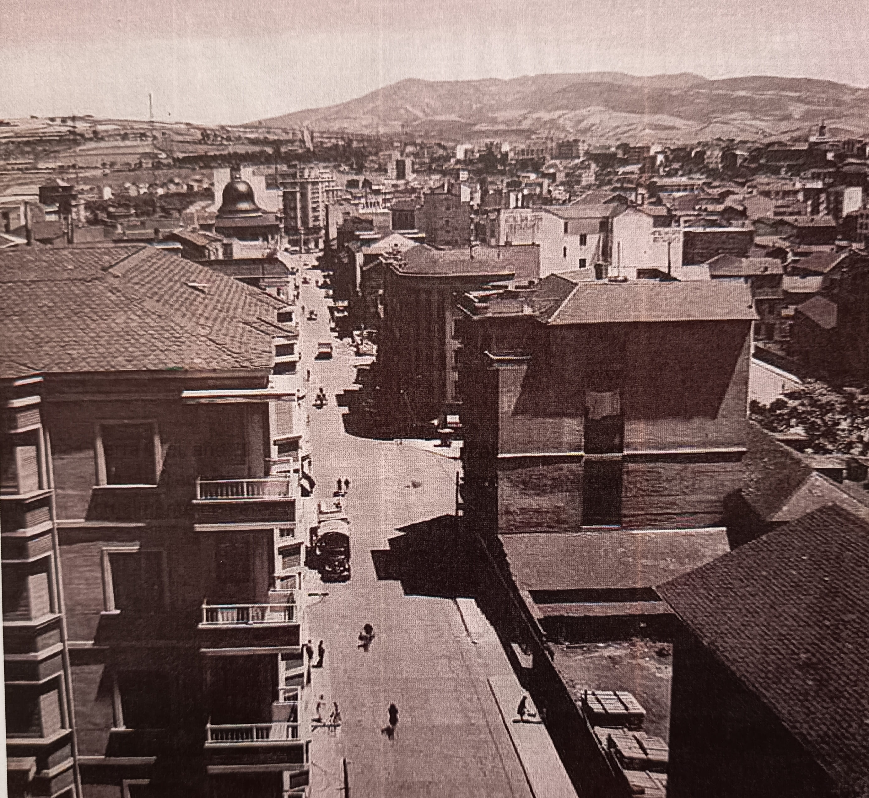 Panorámica de la avenida de España hacia el centro de la ciudad, con el edificio de la Campana. Fotografía de Manuel García Granero. Panorámica de la avenida de España hacia el centro de la ciudad, con el edificio de la Campana. Fotografía de Manuel García Granero.