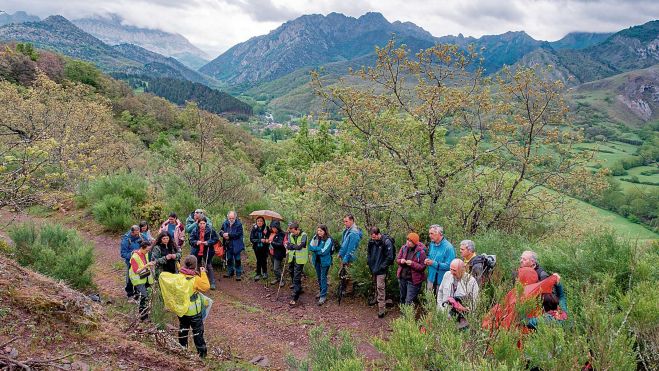 Explicando el manto con los Janos y las Pintas al fondo; y el valle de Crémenes