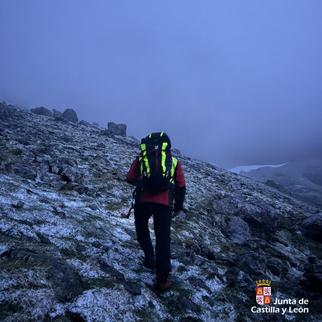 Cuando comienza a anochecer, los rescatadores acceden a pie y comienzan a barrer la zona de junto con miembros del Greim de Sabero. |L.N.C.