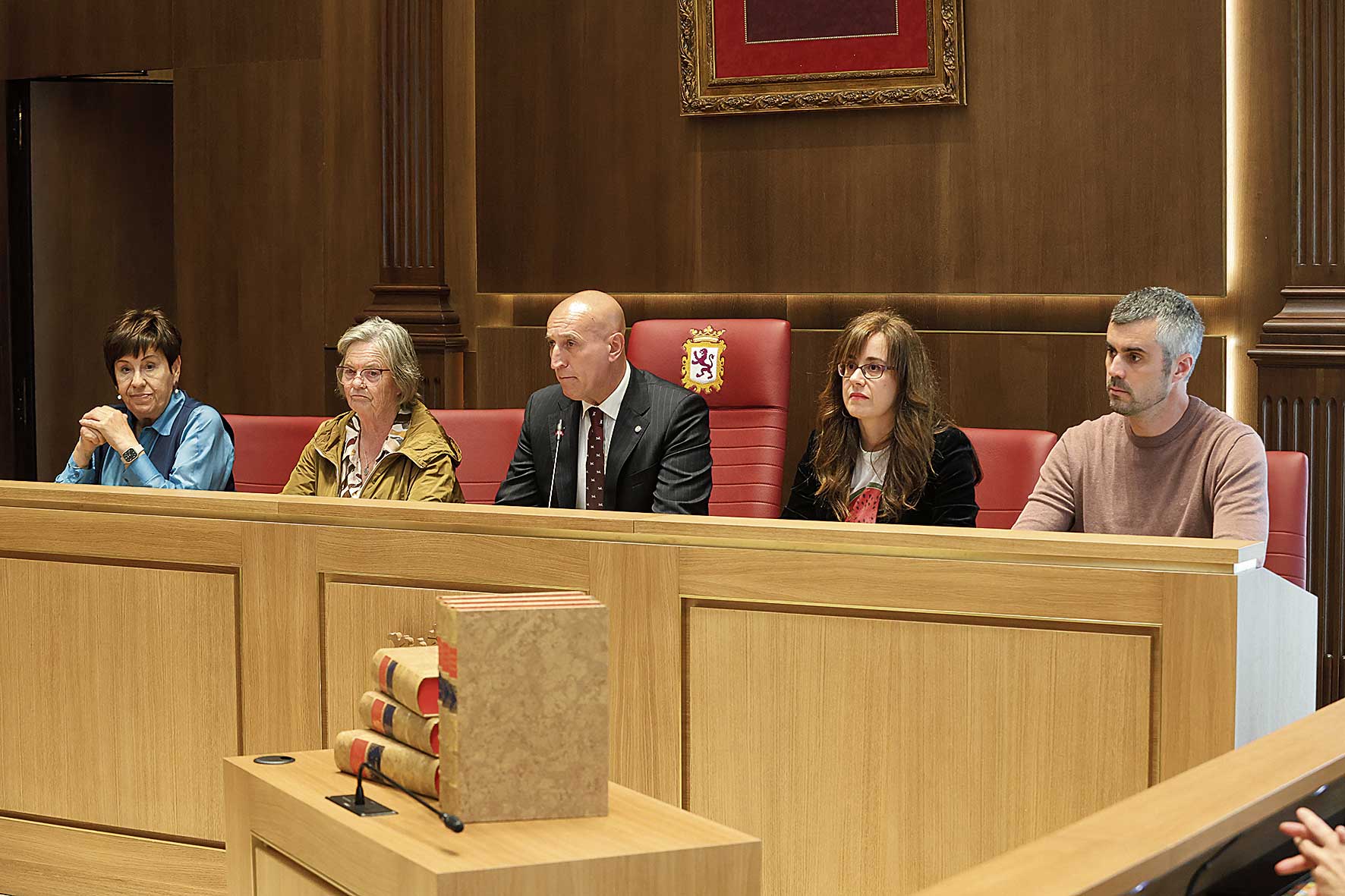 Las encargadas de pronunciar el pregón (Le Men y Sabugal) con los organizadores de la Feria. | FERNANDO OTERO